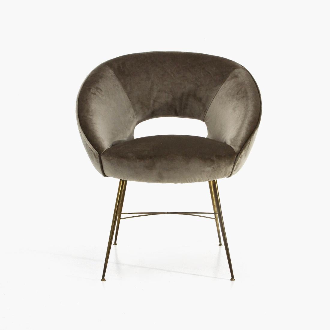 Armchair produced and designed by Silvio Cavatorta in the 1950s.
Support structure in brass.
Wooden shell padded and lined with new gray velvet fabric.
Good general condition, some signs due to normal use over time.

Dimensions: Length 66 cm -