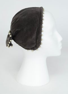 Gray Velvet Skullcap Casque with Bow and Pearl Necklace Trim – O/S, 1950s