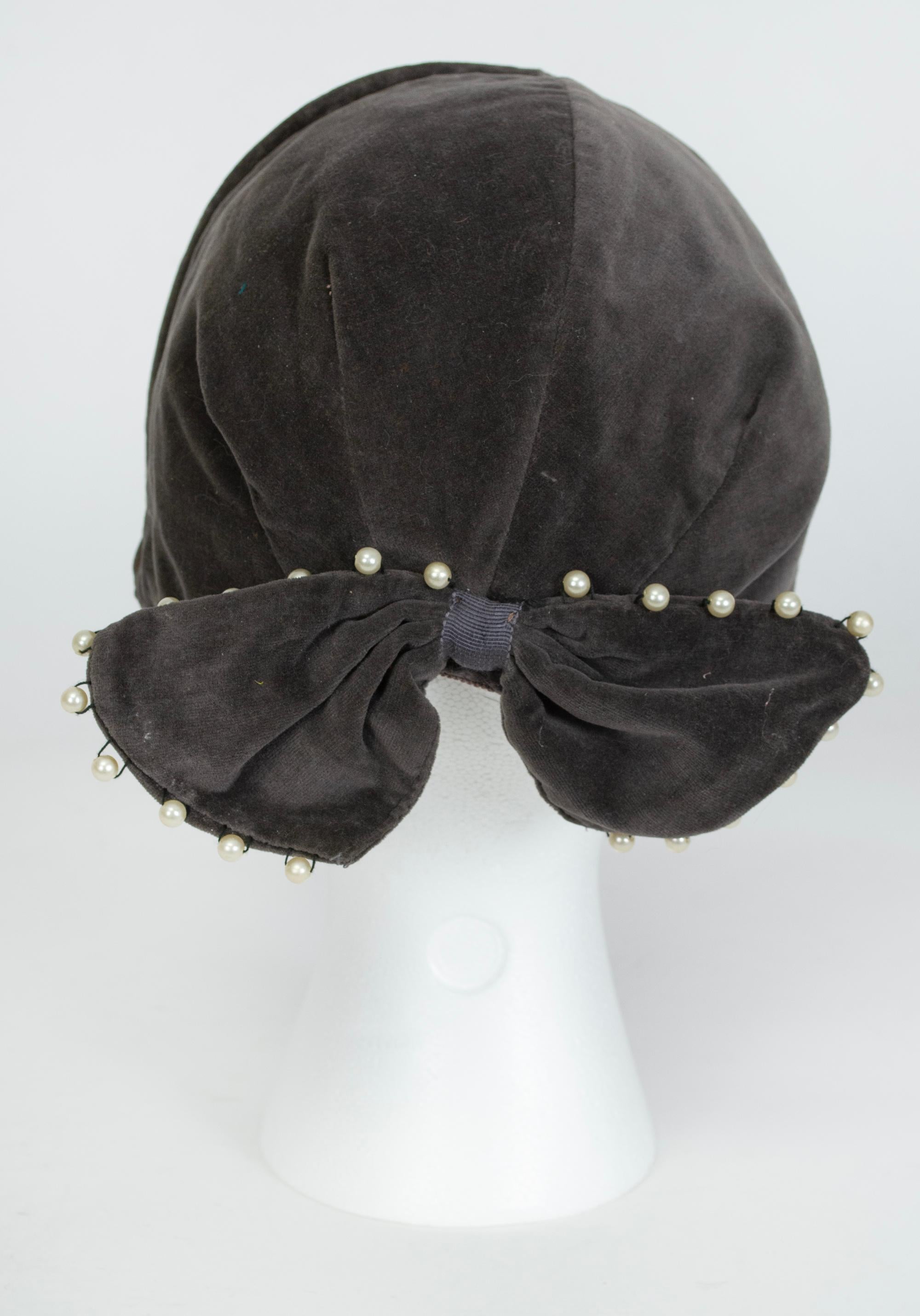 Grigio Casacca con zucchetto in velluto grigio con fiocco e collana di perle - O/S, anni '50 in vendita