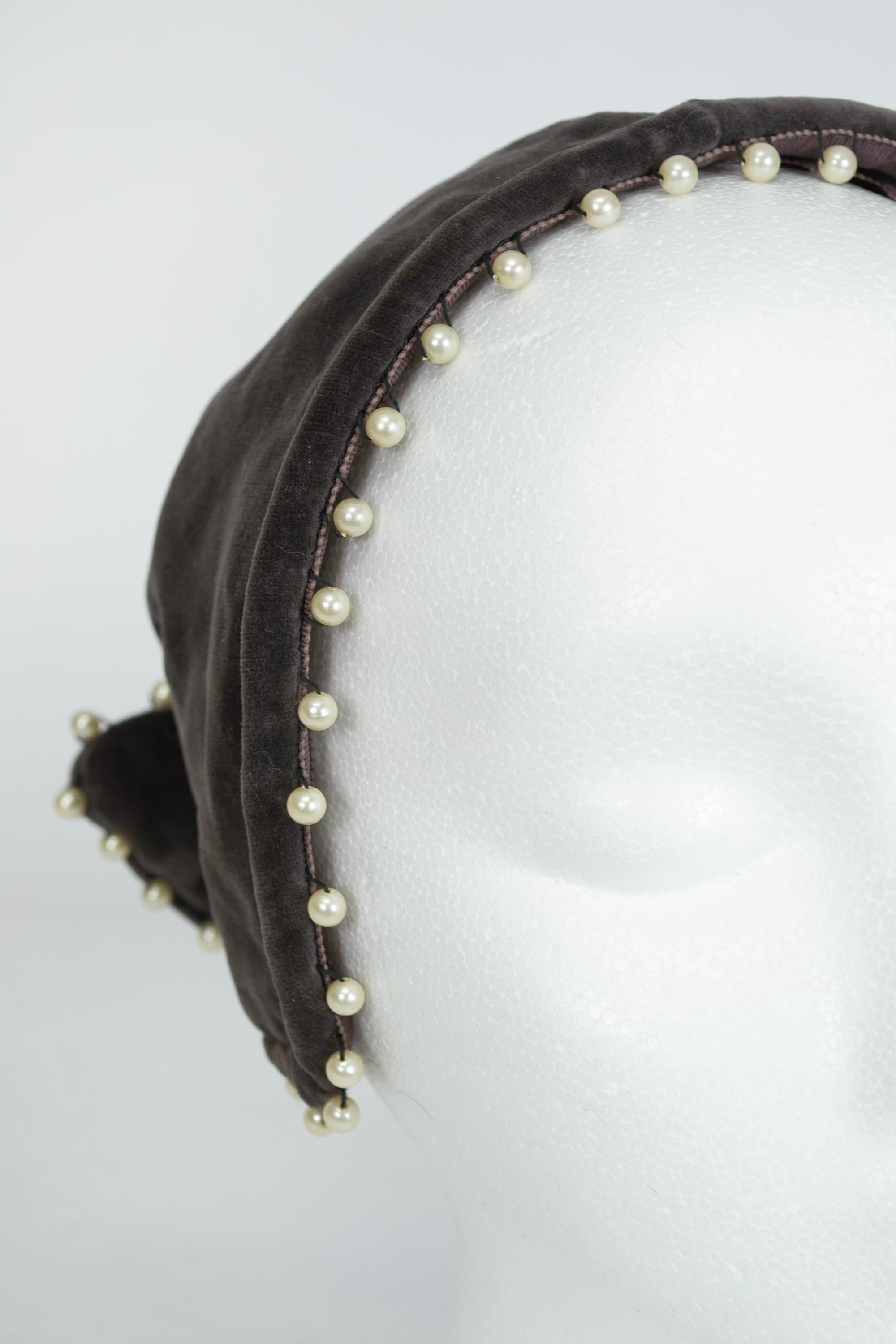 Casacca con zucchetto in velluto grigio con fiocco e collana di perle - O/S, anni '50 In condizioni ottime in vendita a Tucson, AZ