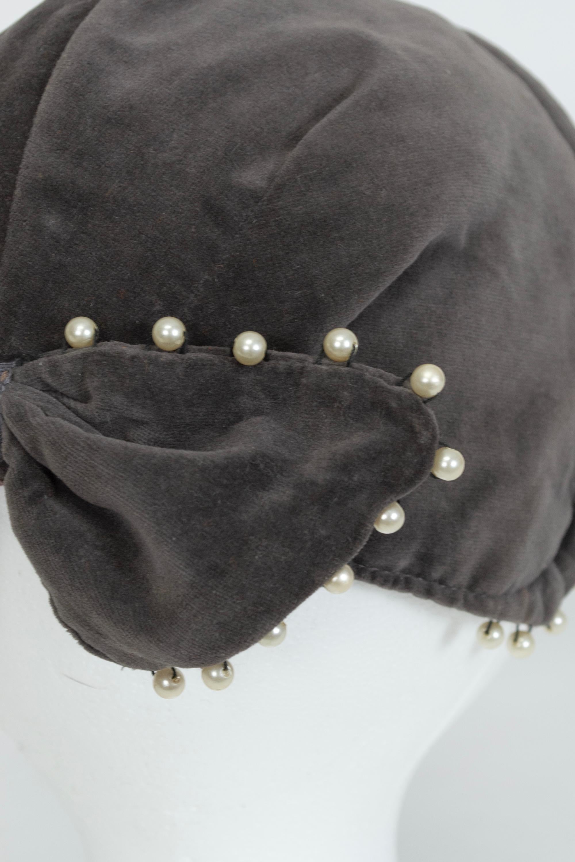 Donna Casacca con zucchetto in velluto grigio con fiocco e collana di perle - O/S, anni '50 in vendita