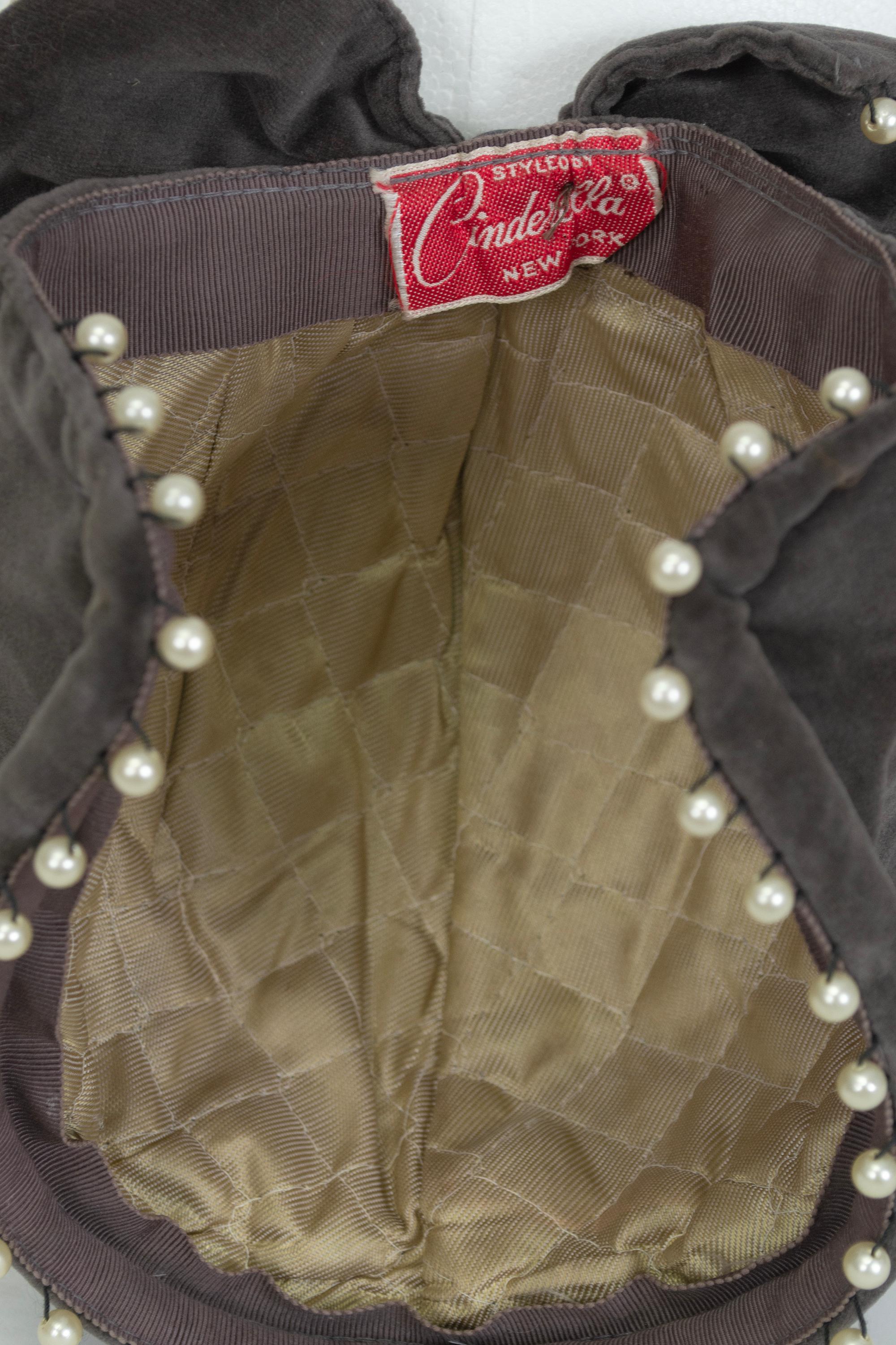 Casacca con zucchetto in velluto grigio con fiocco e collana di perle - O/S, anni '50 in vendita 1