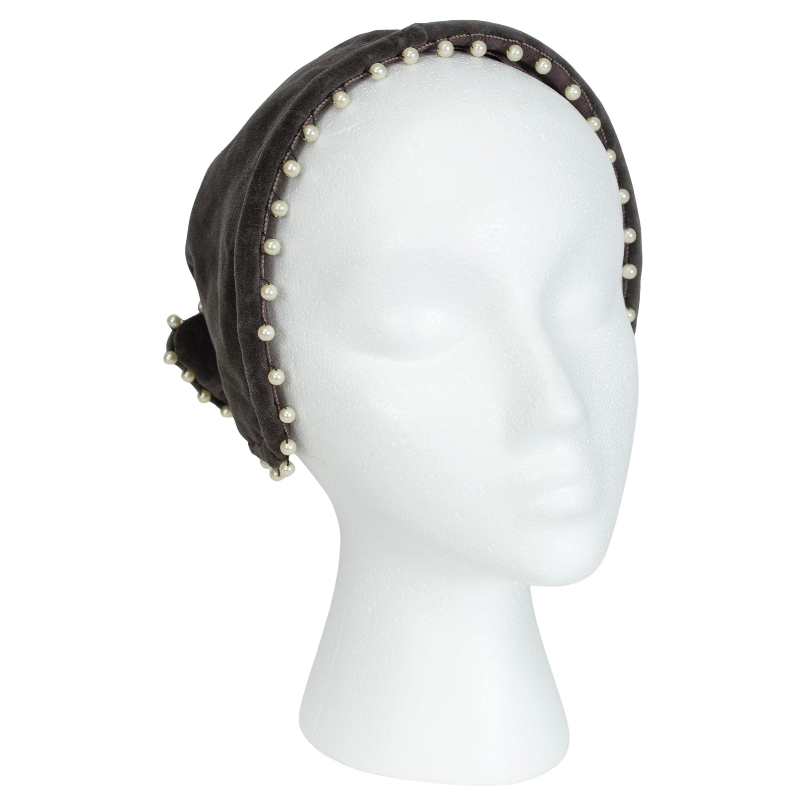 Casacca con zucchetto in velluto grigio con fiocco e collana di perle - O/S, anni 
50 in vendita