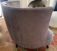 Graues Samtsofa mit Rückenverzierung