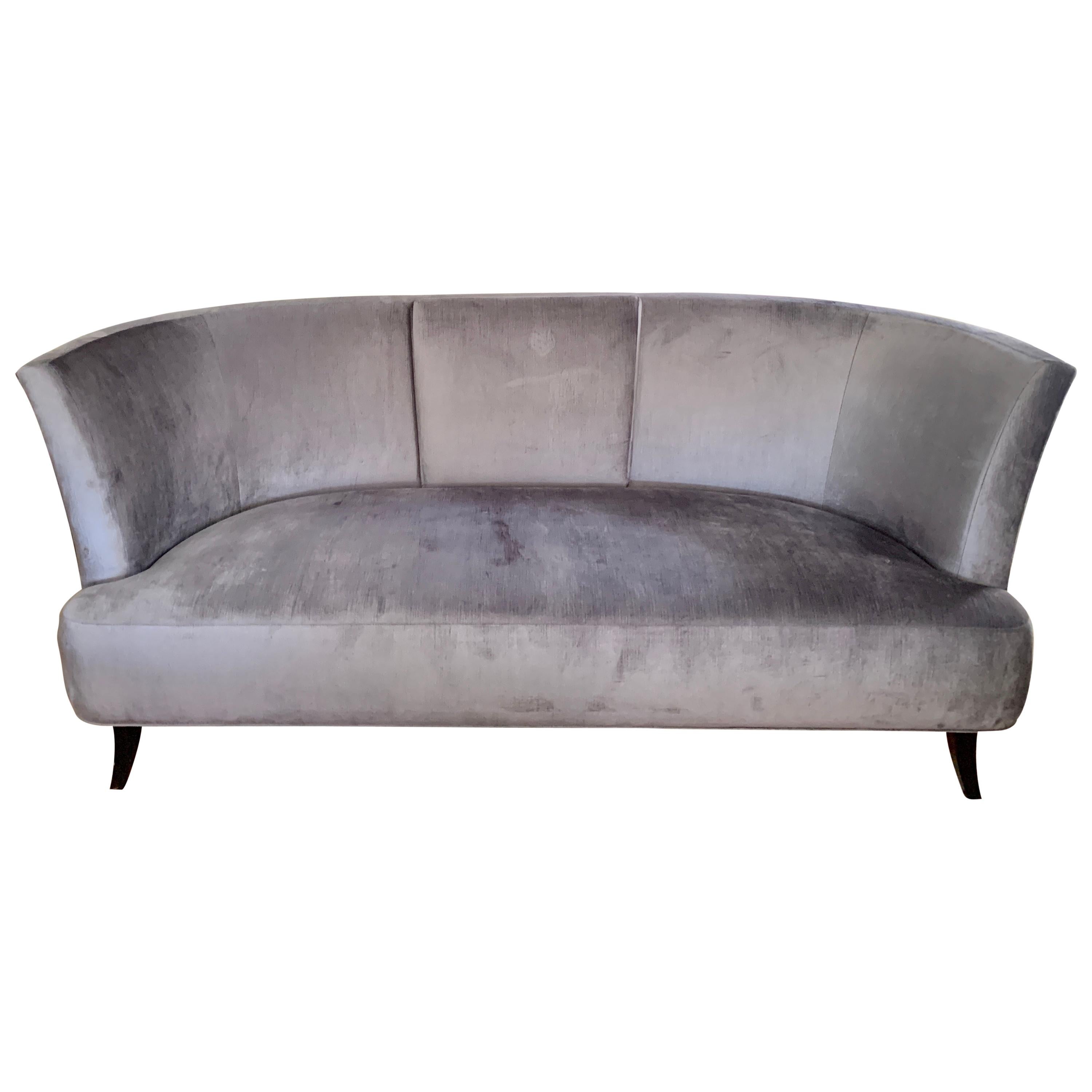 Canapé en velours gris avec dossier