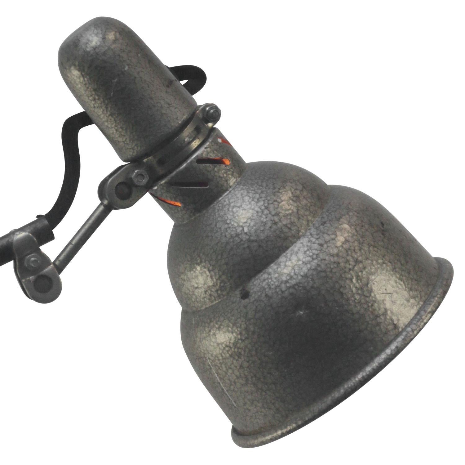 Industrielle Arbeitsleuchte mit Bakelit-Schirm von Lumina, Frankreich
Inklusive Stecker und Schalter im Sockel

Gewicht: 1,70 kg / 3,7 lb

E14-Schraube Glühbirnengröße

Der Preis gilt für jeden einzelnen Artikel. Alle Lampen sind nach