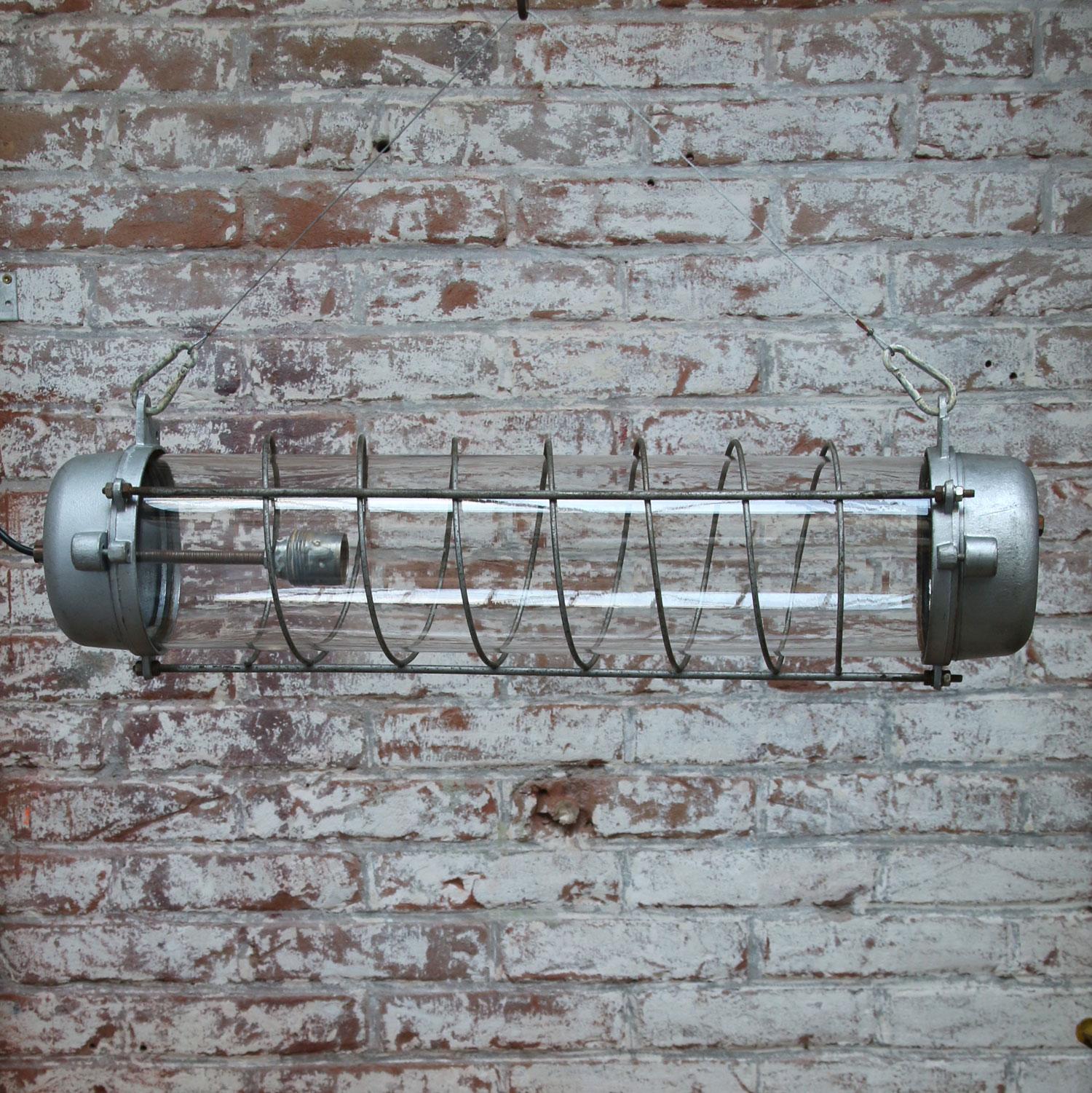 Graue Vintage Industrial Cast Aluminium Klarglas Pendelleuchte im Zustand „Gut“ im Angebot in Amsterdam, NL