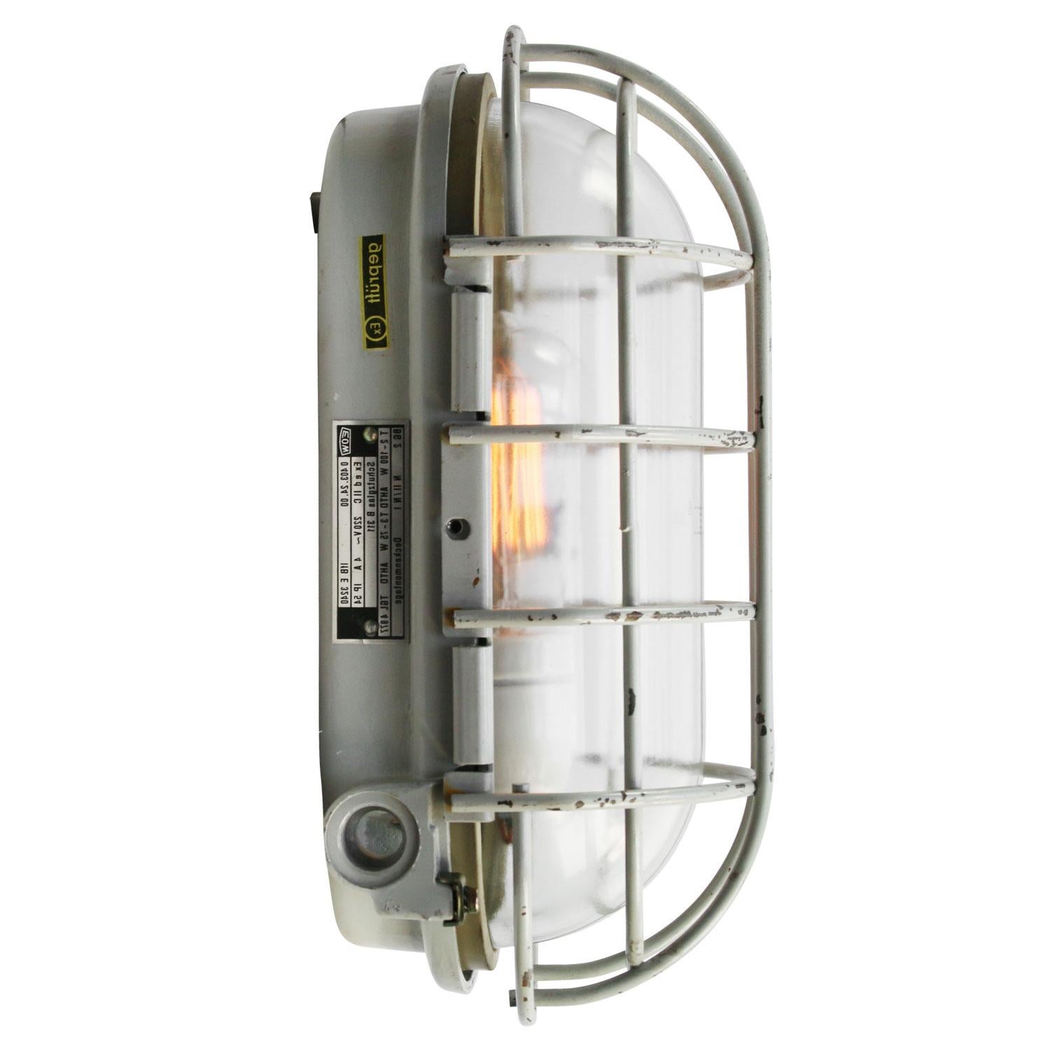 Industrielle Wand- oder Deckenleuchte
Aluminiumguss, Klarglas

Gewicht: 3,30 kg / 7,3 lb

Der Preis gilt für jeden einzelnen Artikel. Alle Lampen sind nach internationalen Normen für Glühbirnen, energieeffiziente und LED-Lampen geeignet. Die