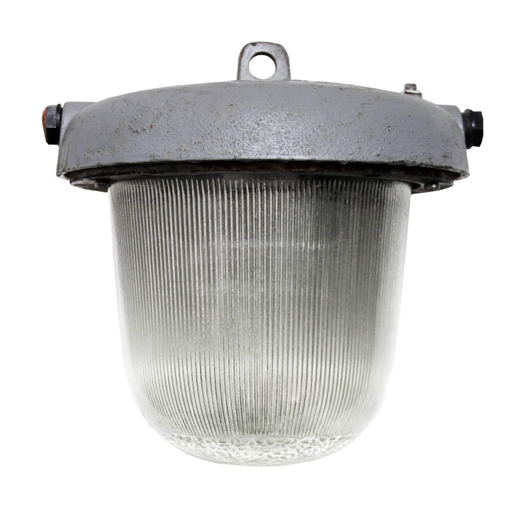 Industriel Lampe à suspension industrielle vintage en fonte grise en verre holophane en vente