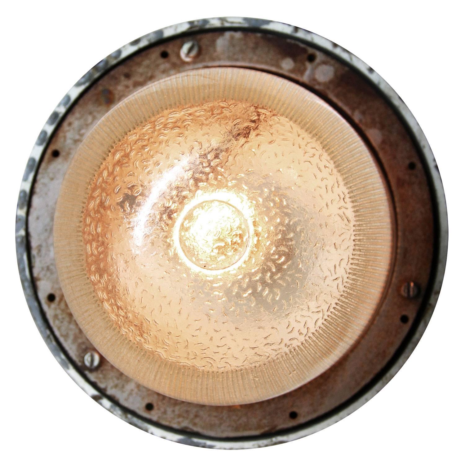 Polonais Lampe à suspension industrielle vintage en fonte grise en verre holophane en vente