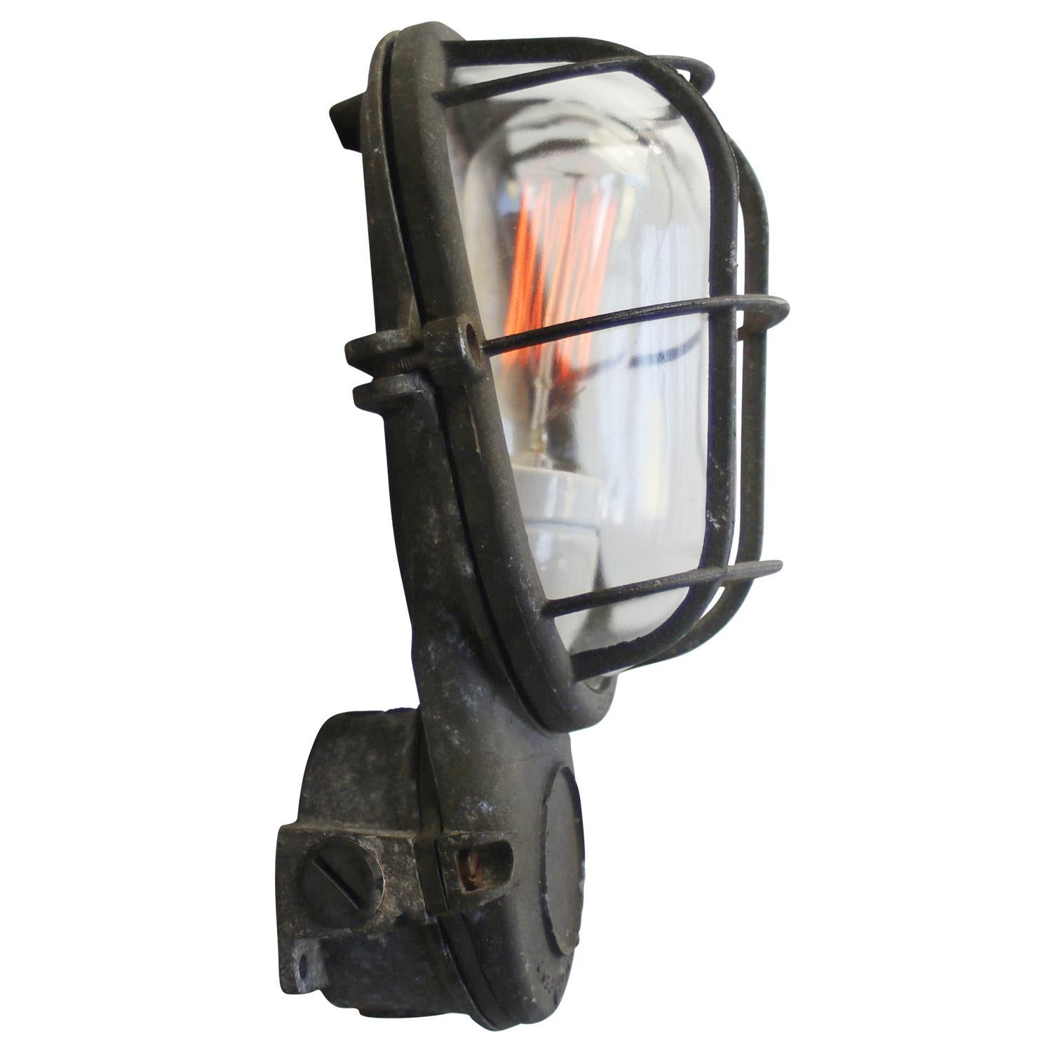 aplique industrial de Industria Rotterdam
aluminio fundido con cristal transparente

Peso: 1,88 kg / 4,1 lb

Precio por unidad. Todas las lámparas se han adecuado a las normas internacionales para bombillas incandescentes, de bajo consumo y LED.