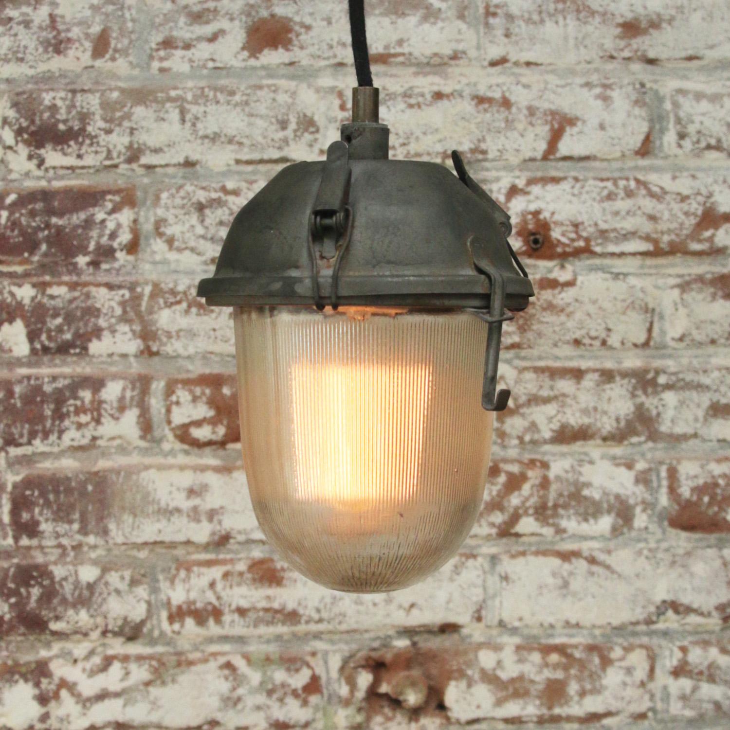 Lampada a sospensione industriale vintage grigia con vetro trasparente a strisce In condizioni buone in vendita a Amsterdam, NL