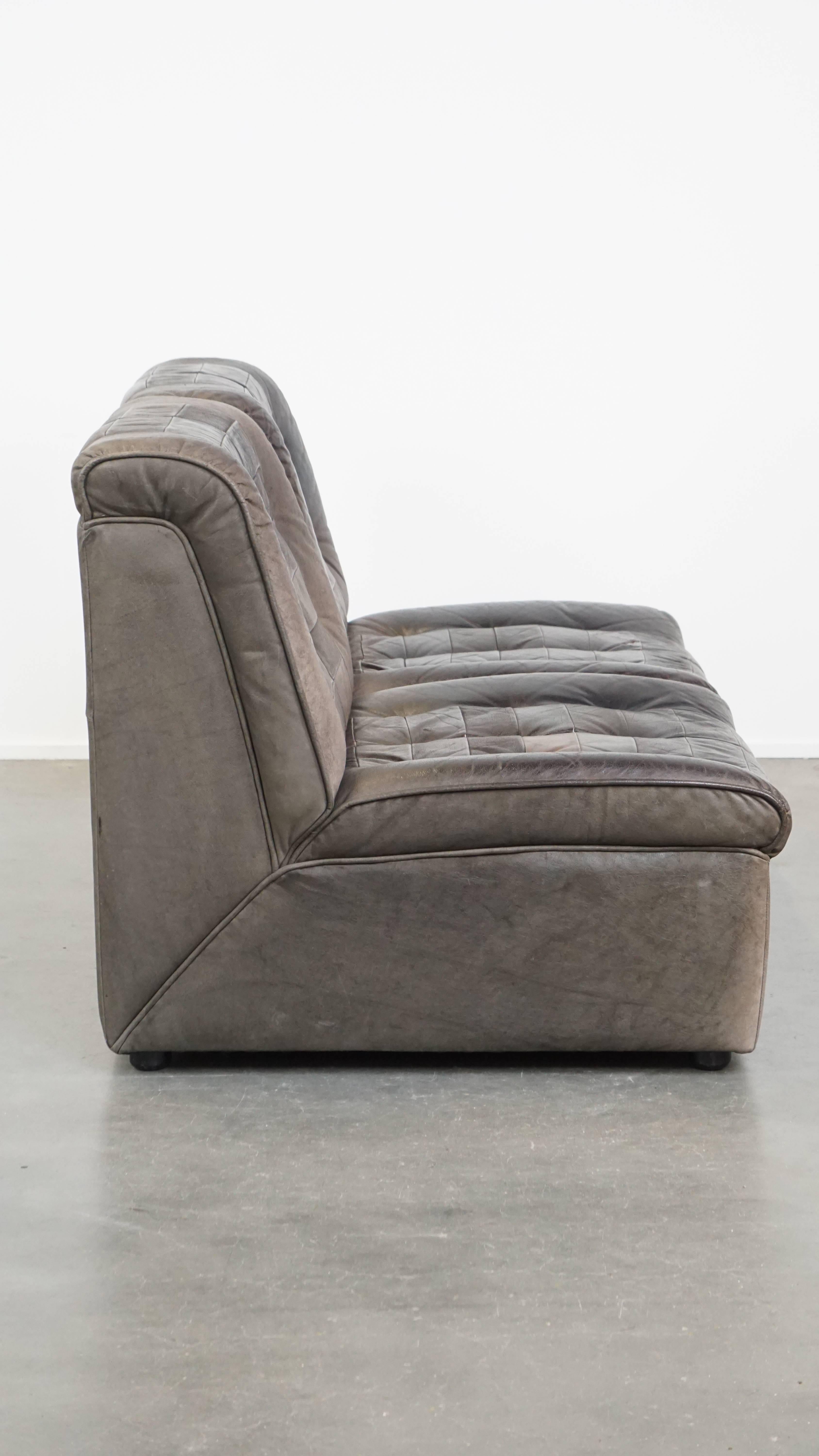 Questo elegante divano modulare degli anni '70 presenta un bellissimo look vintage combinato con una comoda seduta in stile lounge. Nel corso degli anni, ha sviluppato alcuni segni di usura, che non fanno che accrescere il suo carattere unico.

Un