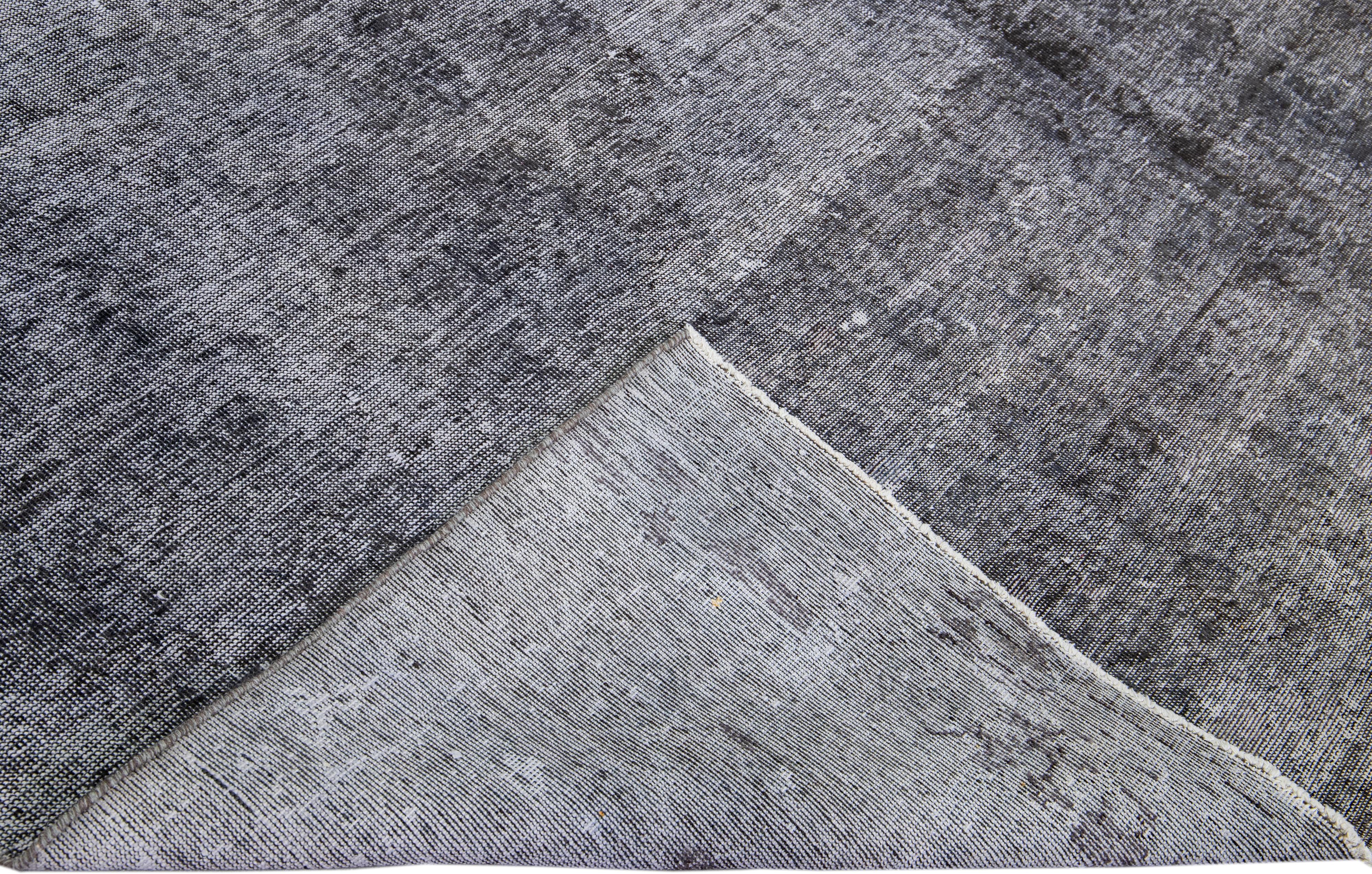 Schöner moderner handgeknüpfter Teppich aus gefärbter Wolle mit grauem Feld. Dieser gefärbte Läufer hat ein unifarbenes Design. 

Dieser Teppich misst: 6'1