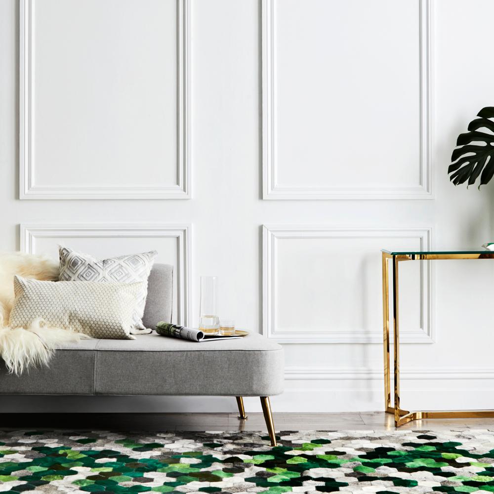 Fait à la machine Petit tapis de couloir gris, blanc et vert personnalisable Angulo Green en vente