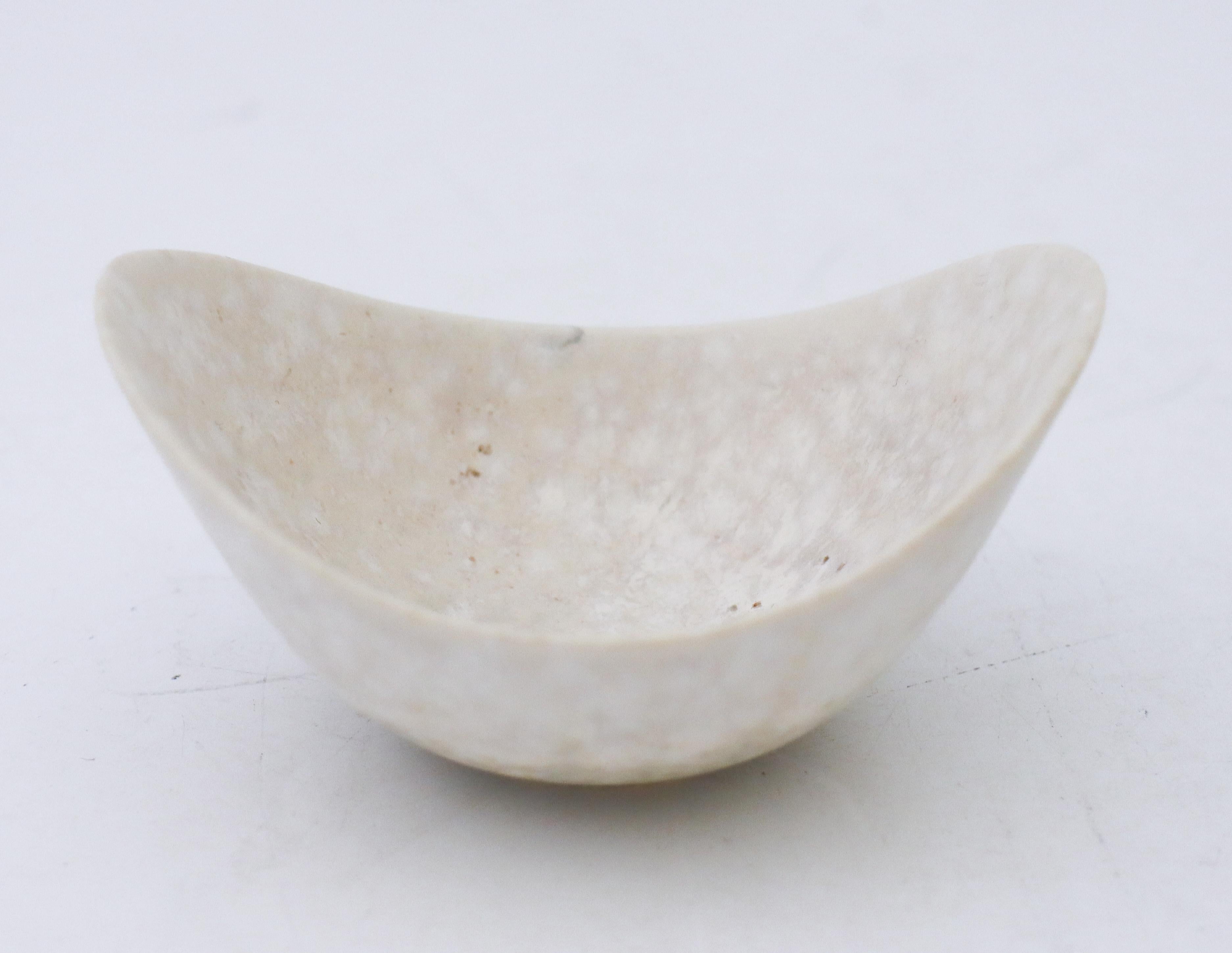 A lovely gray/white bowl with a beautiful glaze designed by Gunnar Nylund at Rörstrand, it´s 10 x 7.5 cm in diameter. It´s in very good condition except from some minor marks and scratches, it has a small crack from the production. It is marked as