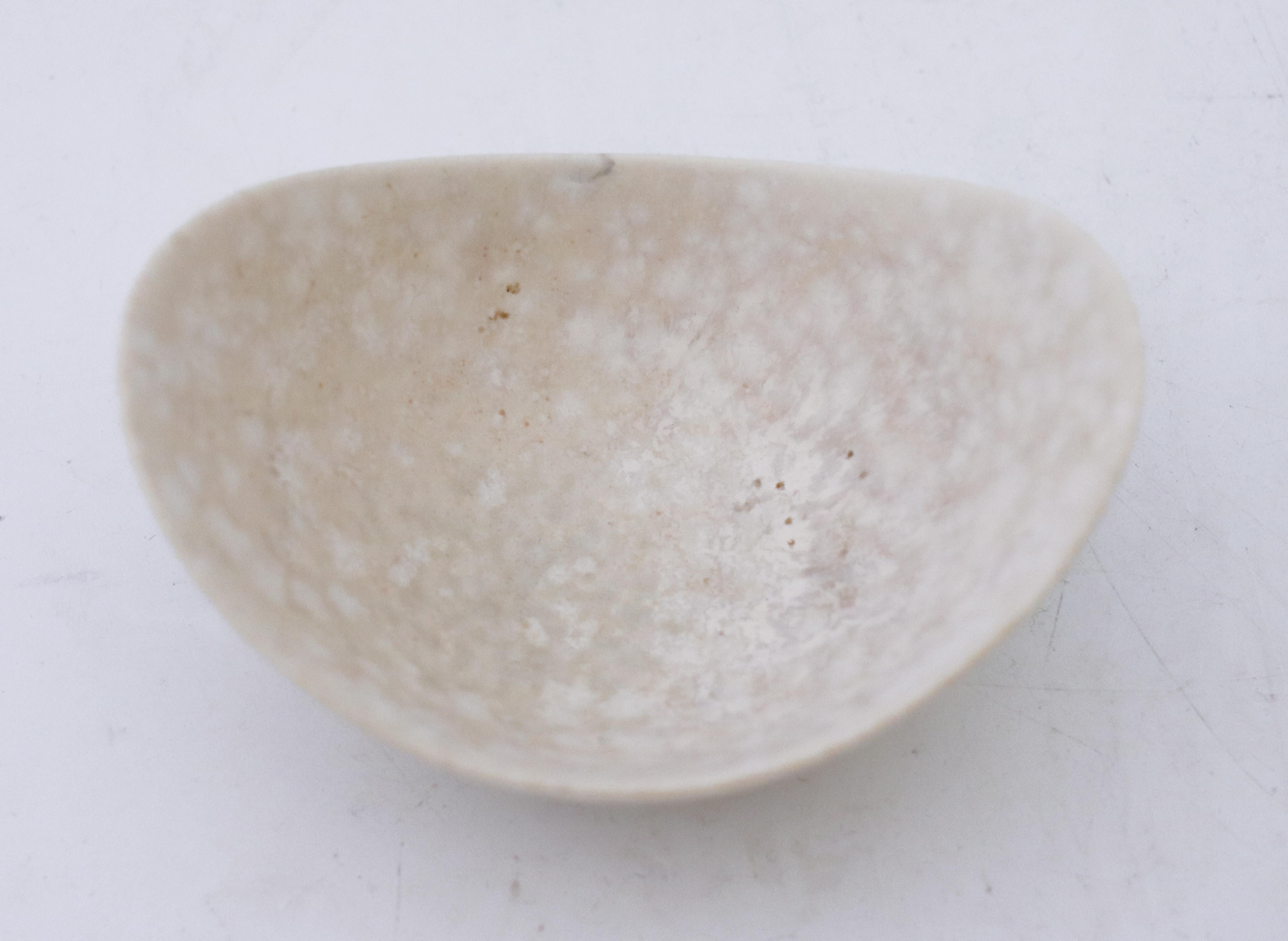 Gray/White Bowl, Gunnar Nylund, Rörstrand, 1950s, Mid-Century Vintage In Good Condition In Stockholm, SE