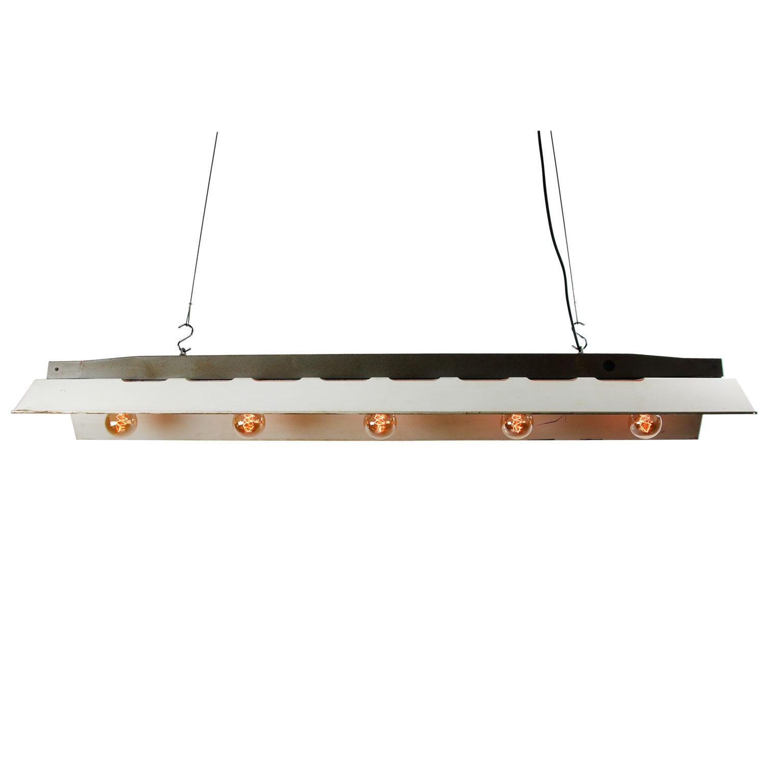 Industrial metal pendant light by Philips
Suitable for 5x bulbs

5x E27 / E26

Weight: 4.00 kg / 8.8 lb
 
Priced per individual item. All lamps have been made suitable by international standards for incandescent light bulbs, energy-efficient and LED