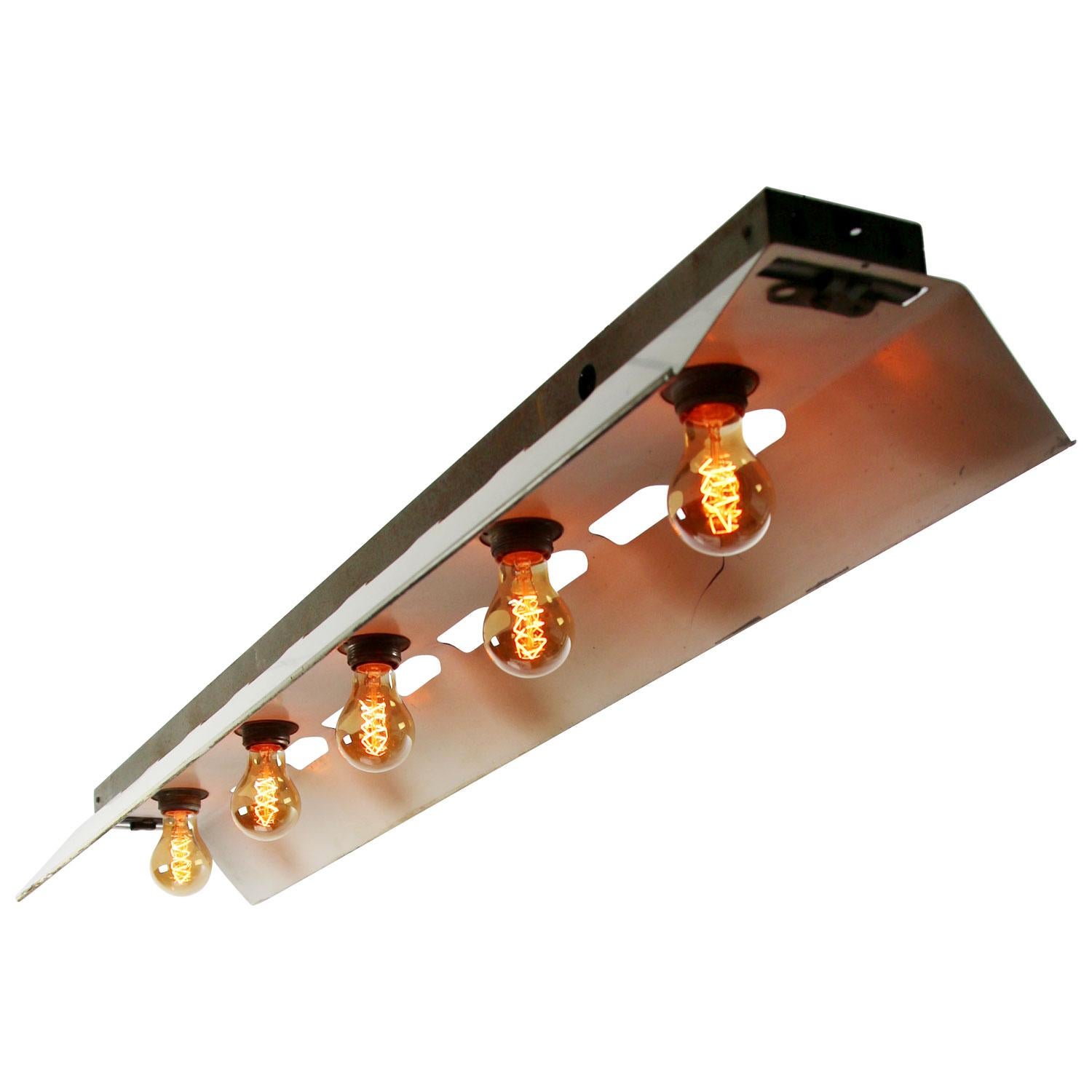 Industrial metal light
Suitable for 5x bulbs

Weight: 4.00 kg / 8.8 lb
 
Priced per individual item. All lamps have been made suitable by international standards for incandescent light bulbs, energy-efficient and LED bulbs. E26/E27 bulb holders and