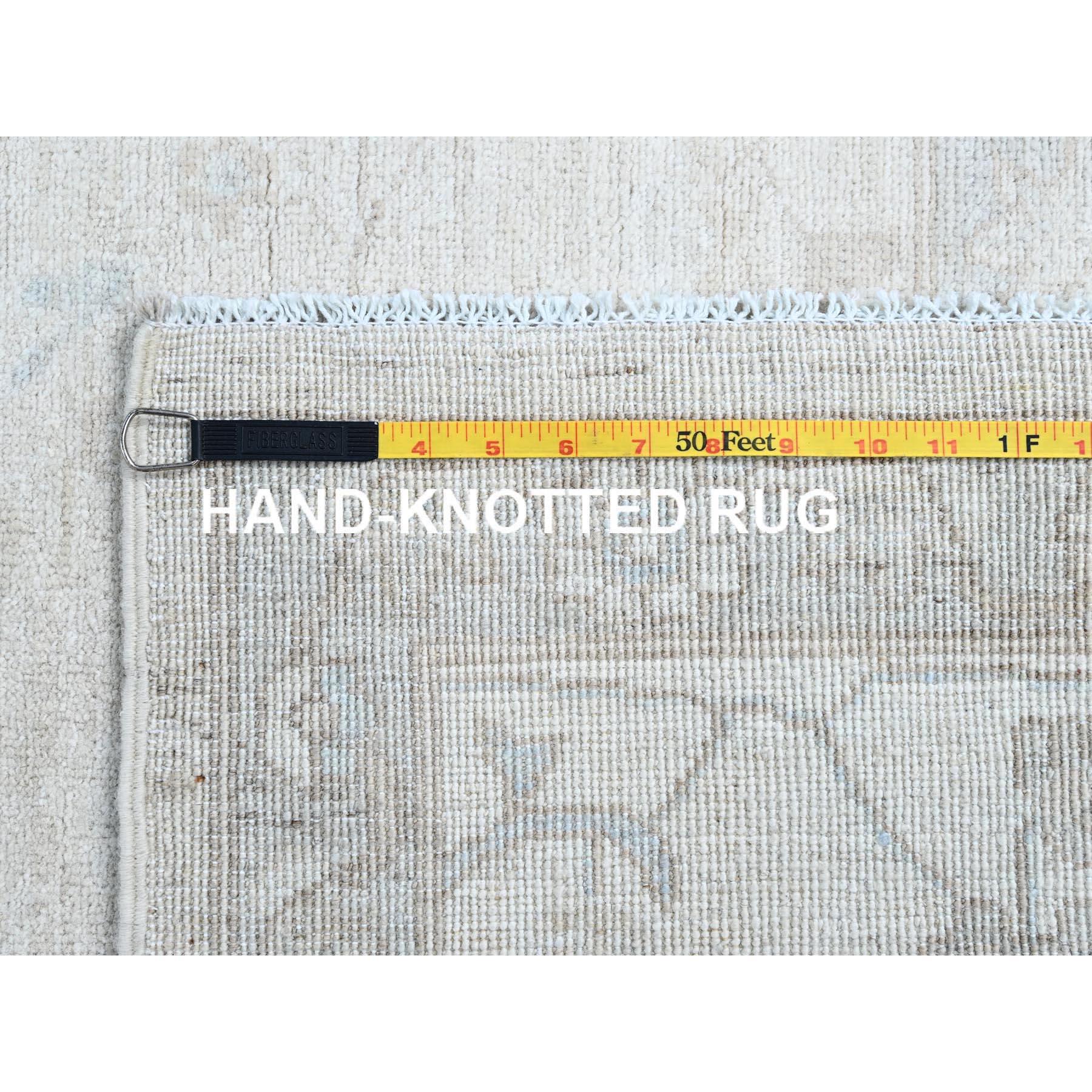 Geometrischer handgeknüpfter Peshawar Chobi-Wollteppich in Grau, Weiß und Weiß gewaschen 8'11