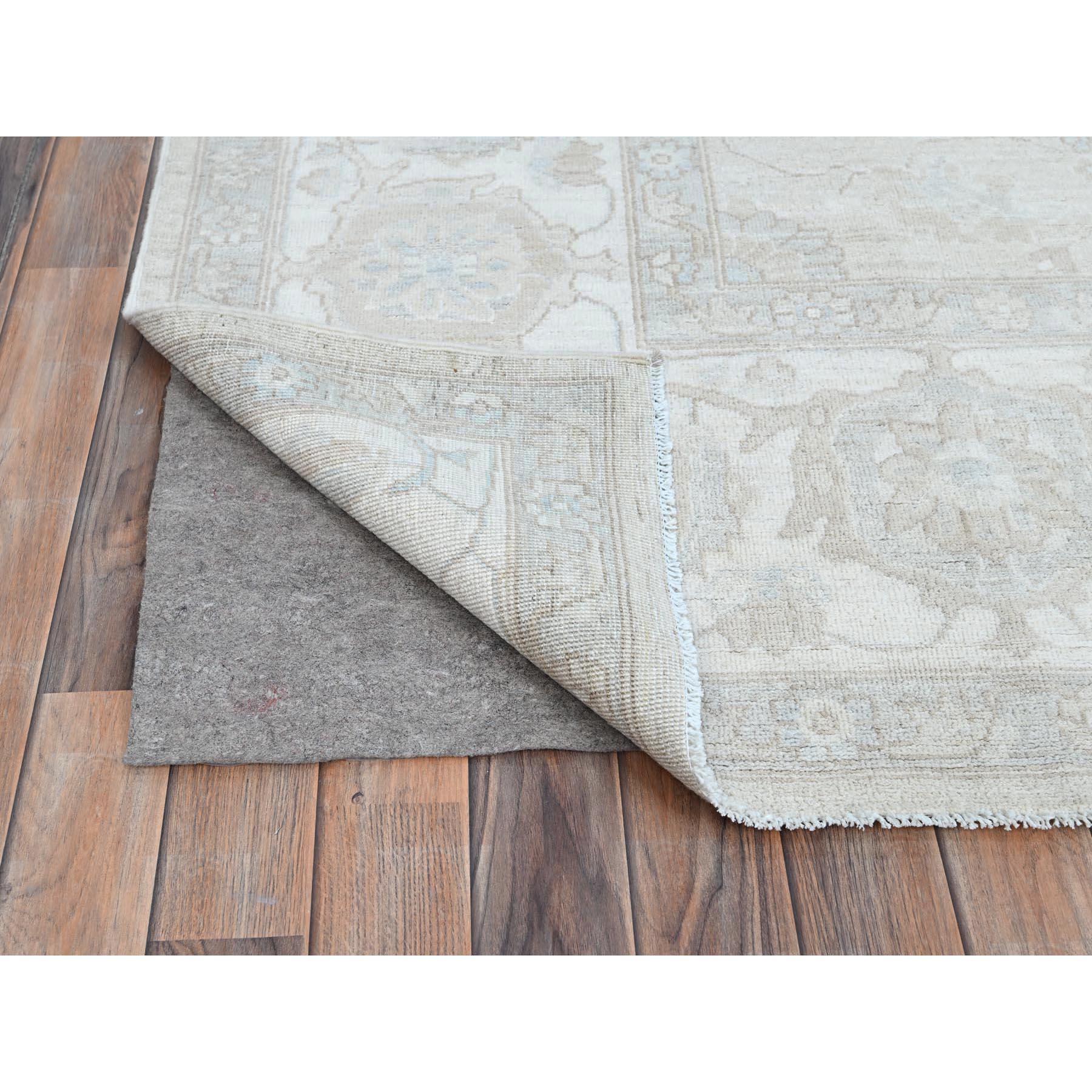Geometrischer handgeknüpfter Peshawar Chobi-Wollteppich in Grau, Weiß und Weiß gewaschen 8'11