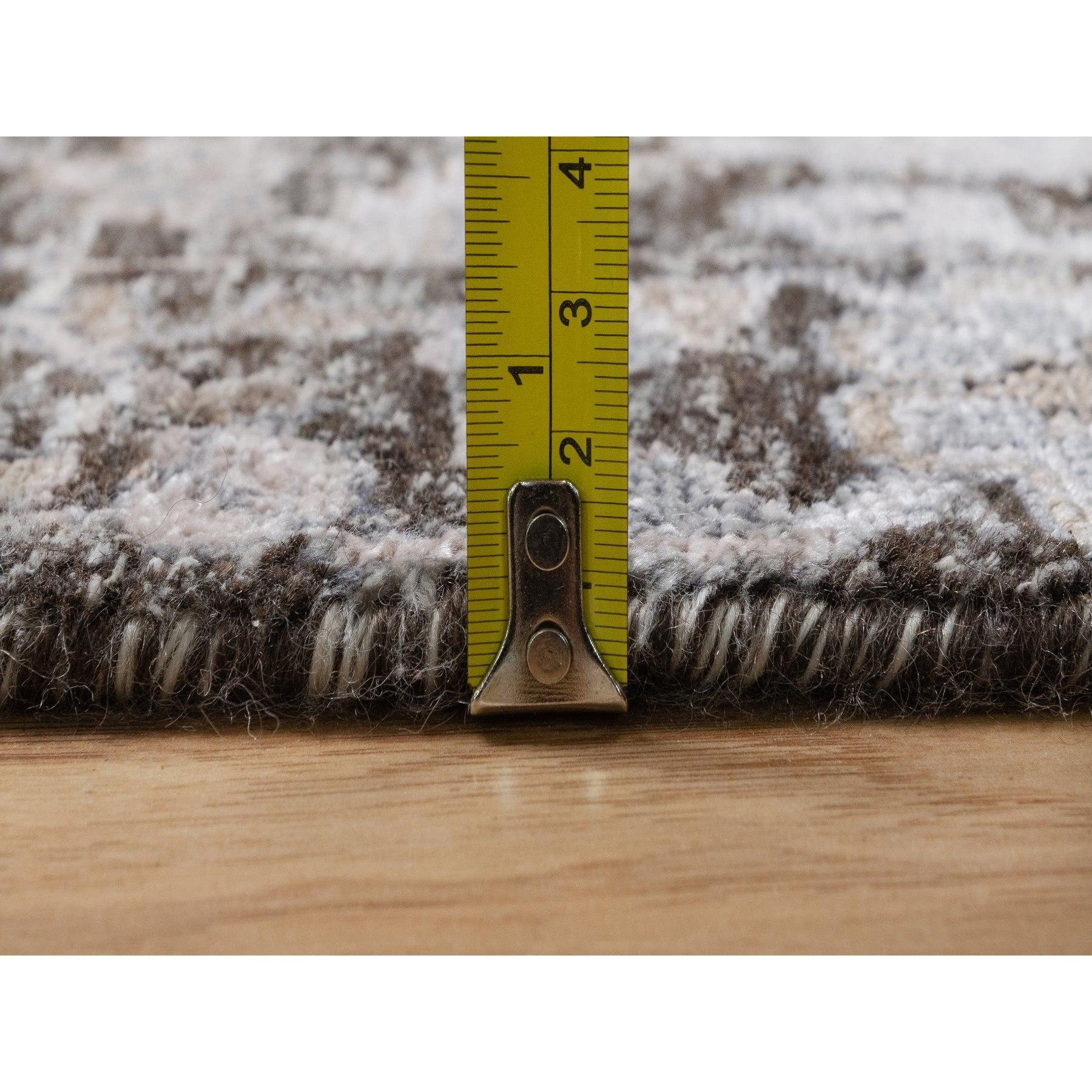 Handgeknüpfter Teppich aus Wolle und Seide in Grau mit Weide und Zypressenbaummuster 9'9