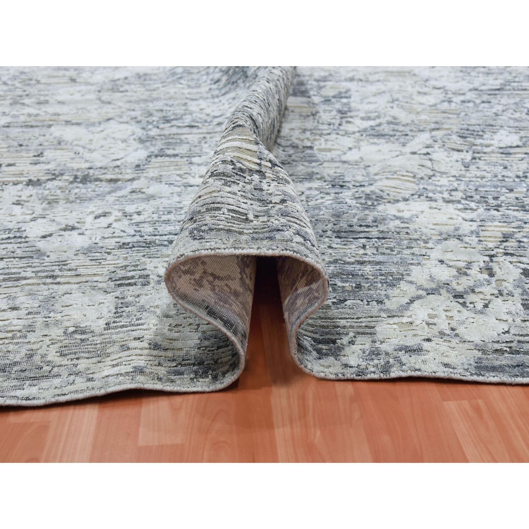 Handgeknüpfter orientalischer Teppich aus reiner Seide mit strukturierter Wolle in Grau und Beige 11'9