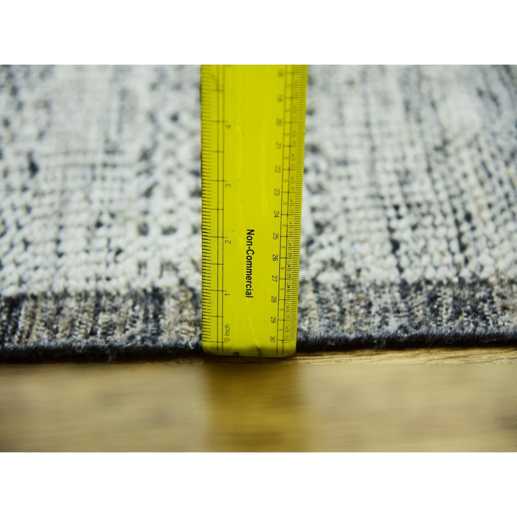 Handgeknüpfter Teppich aus reiner Wolle in Grau mit schwarzem, oxidiertem Gras-Design 12'2