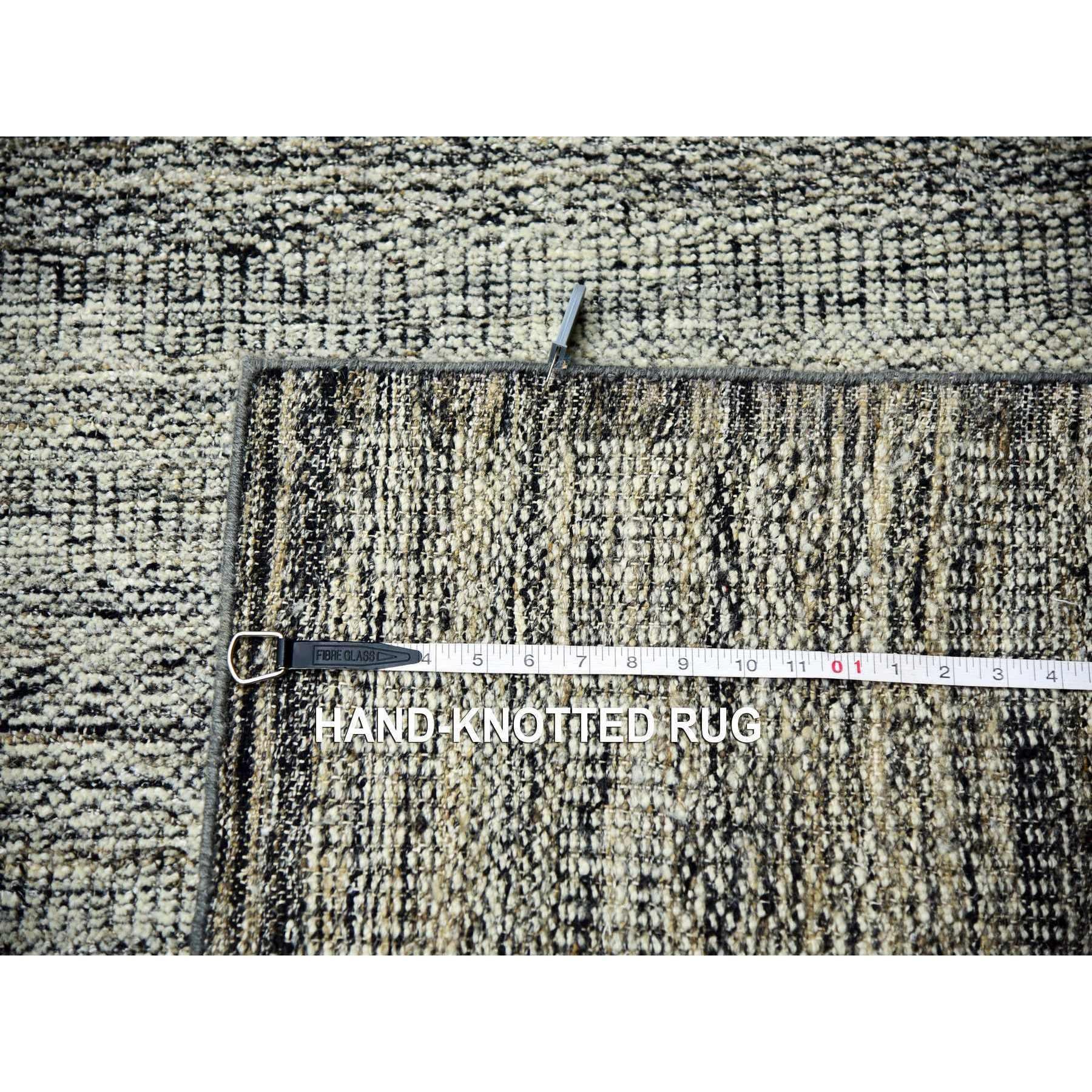 Handgeknüpfter Teppich aus reiner Wolle in Grau mit schwarzem, oxidiertem Gras-Design 12'2