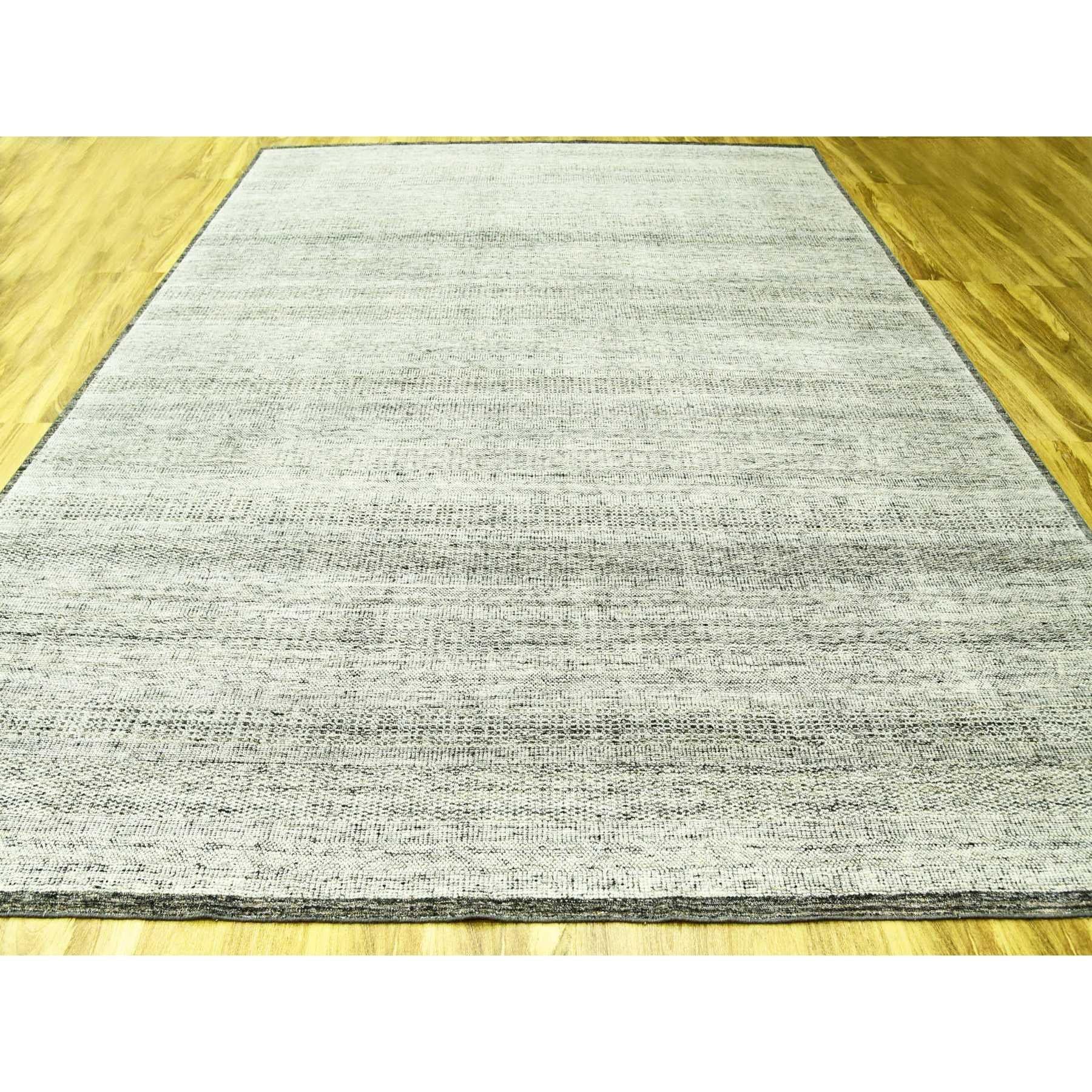 Dieser fabelhafte, handgeknüpfte Teppich wurde für zusätzliche Festigkeit und Haltbarkeit entworfen und hergestellt. Dieser Teppich wurde in wochenlanger Handarbeit nach der traditionellen Methode hergestellt, mit der auch die
Genaue Größe des