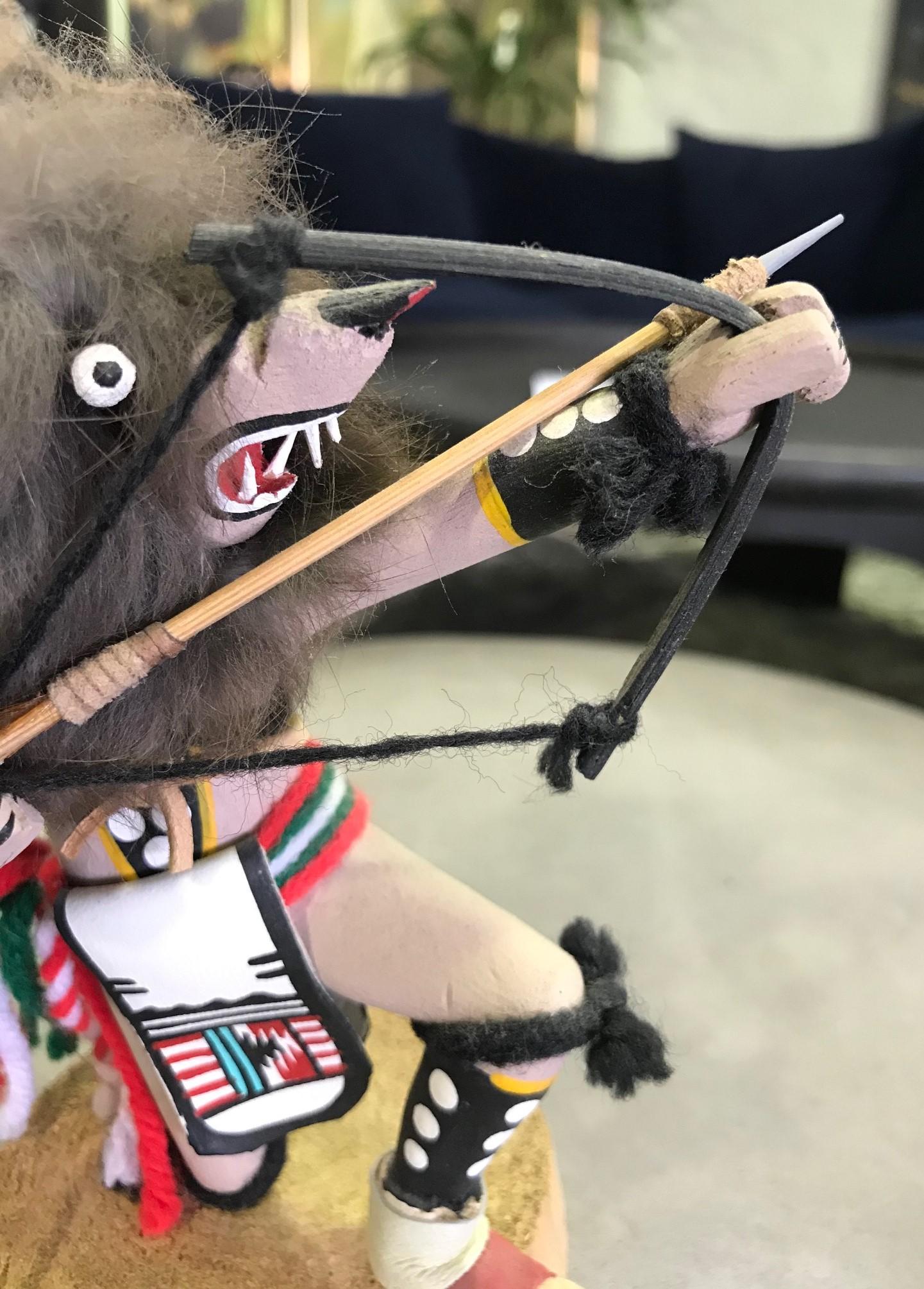 Muñeca Kachina Lobo Gris Tallada a Mano Firmada por el Artista nativo estadounidense en venta
