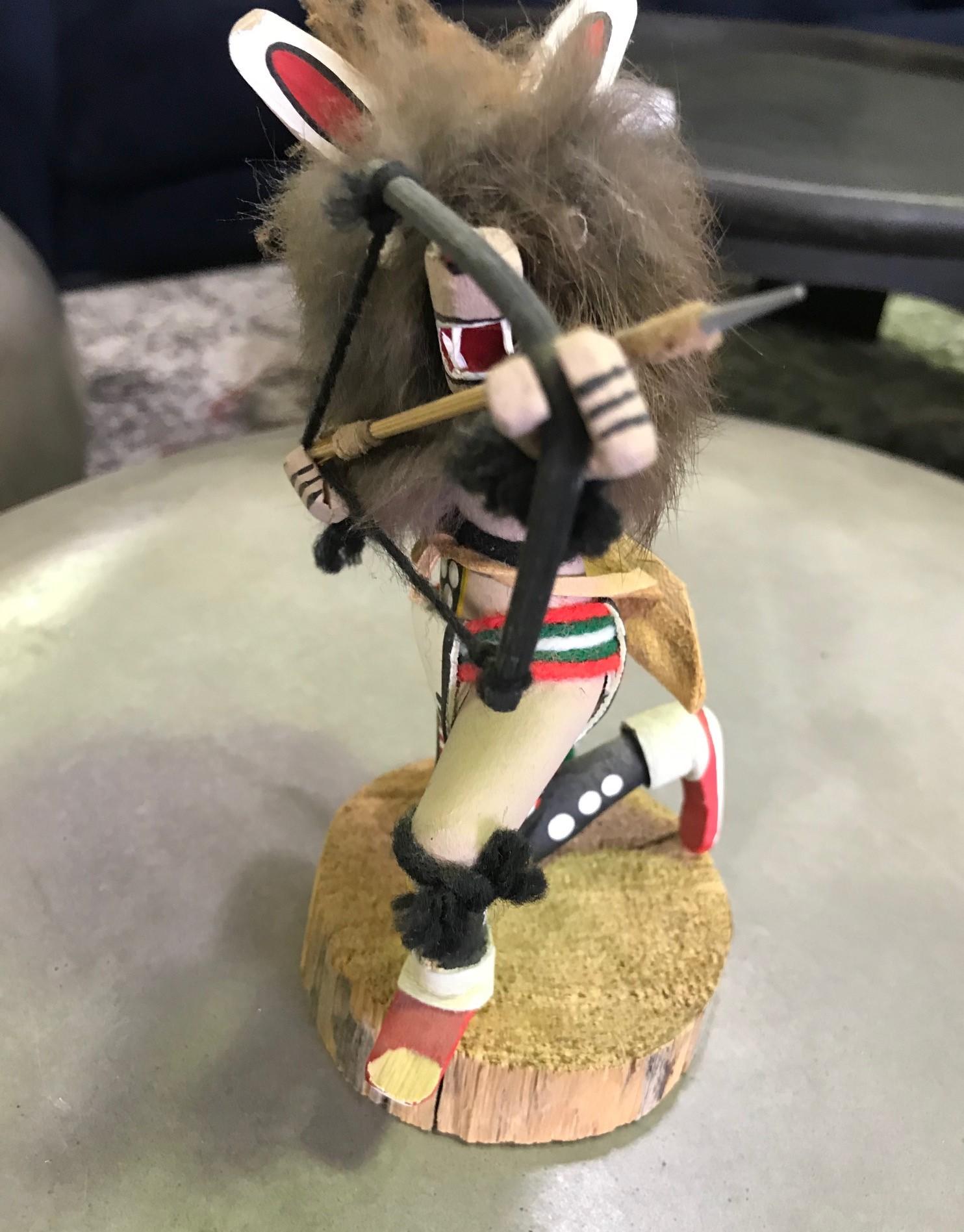 Muñeca Kachina Lobo Gris Tallada a Mano Firmada por el Artista Estadounidense en venta