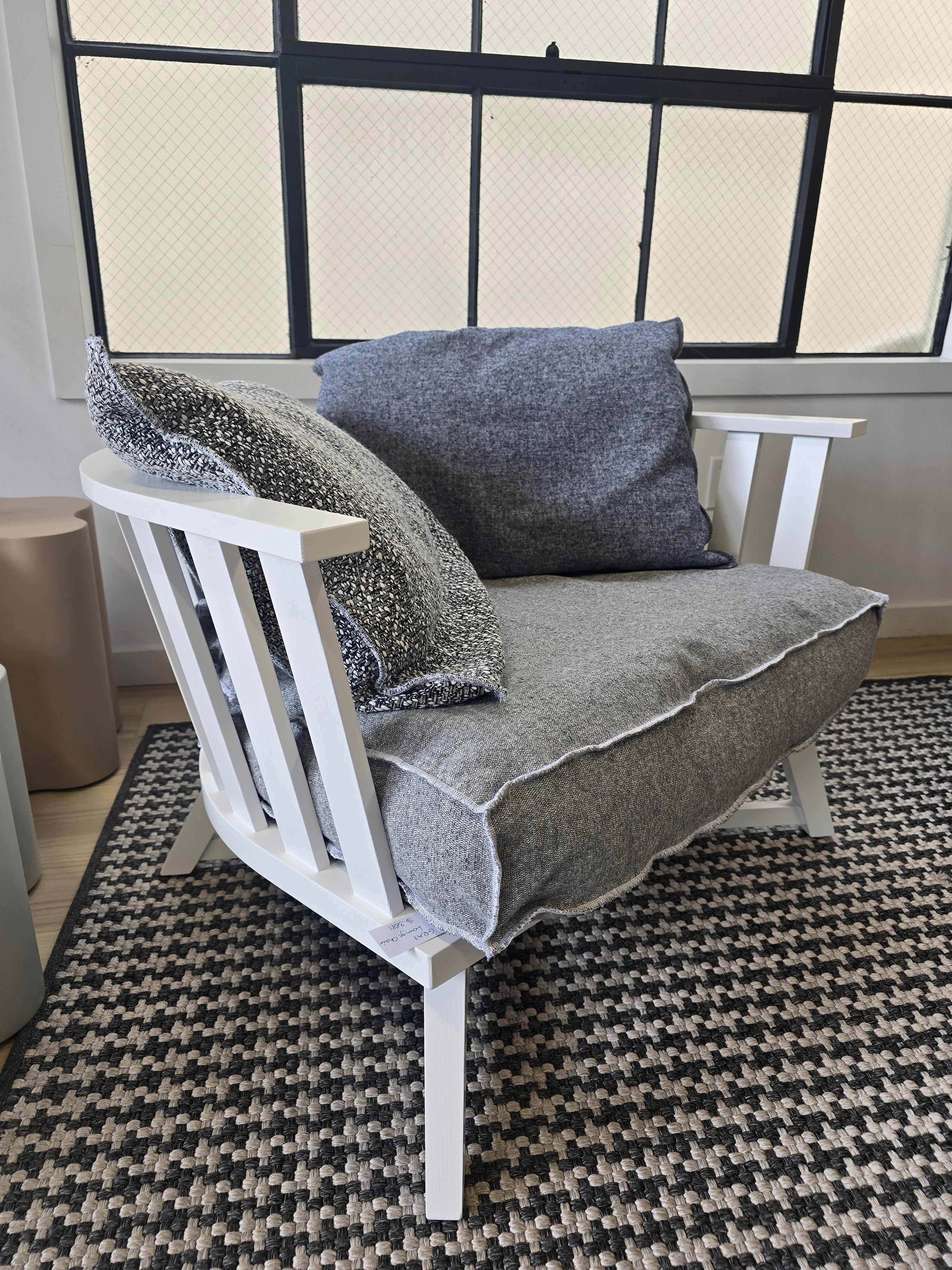 Gray Wooden Armchair *Showroom sample (Moderne der Mitte des Jahrhunderts) im Angebot