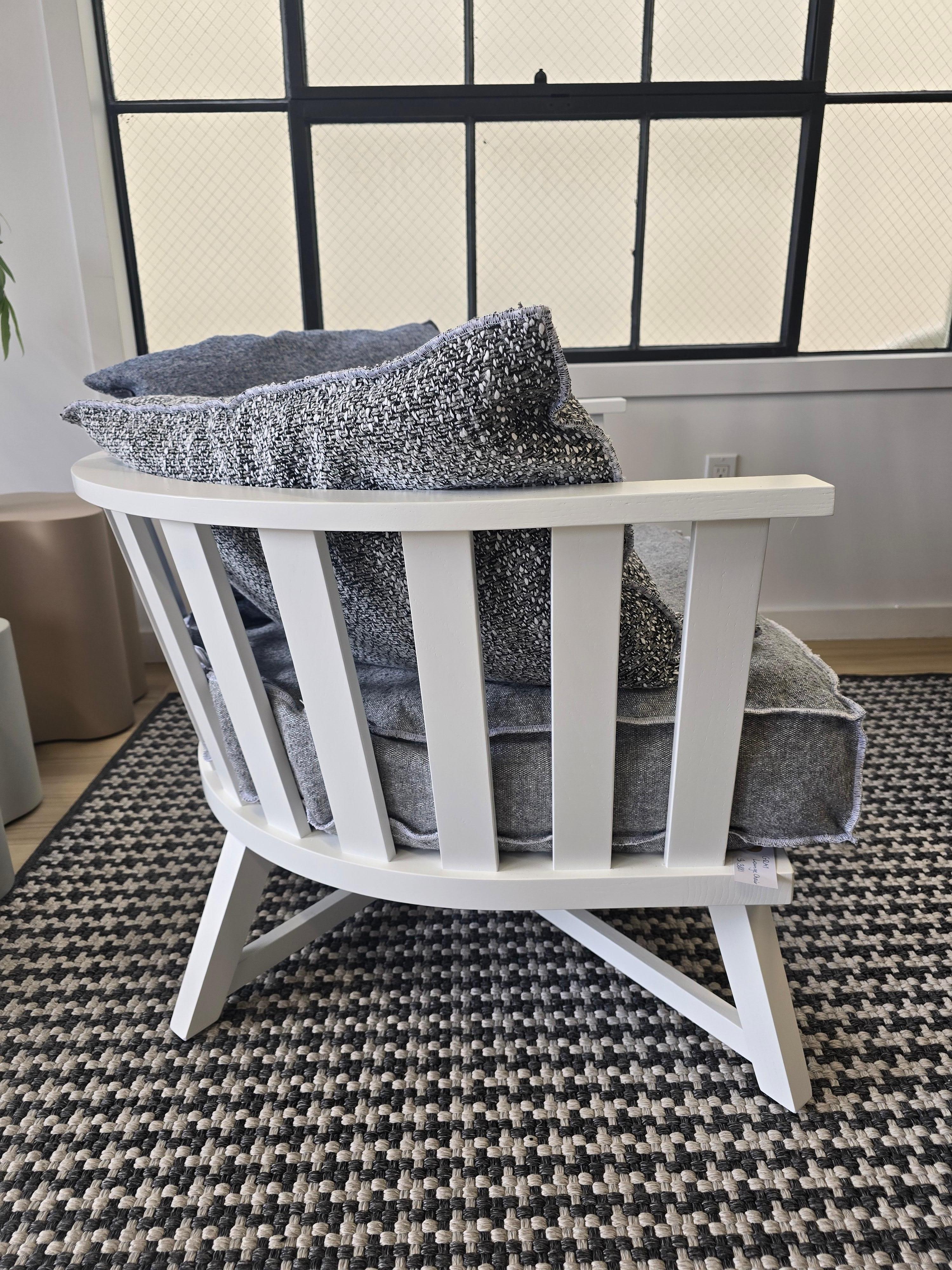 Gray Wooden Armchair *Showroom sample im Zustand „Hervorragend“ im Angebot in Carson, CA