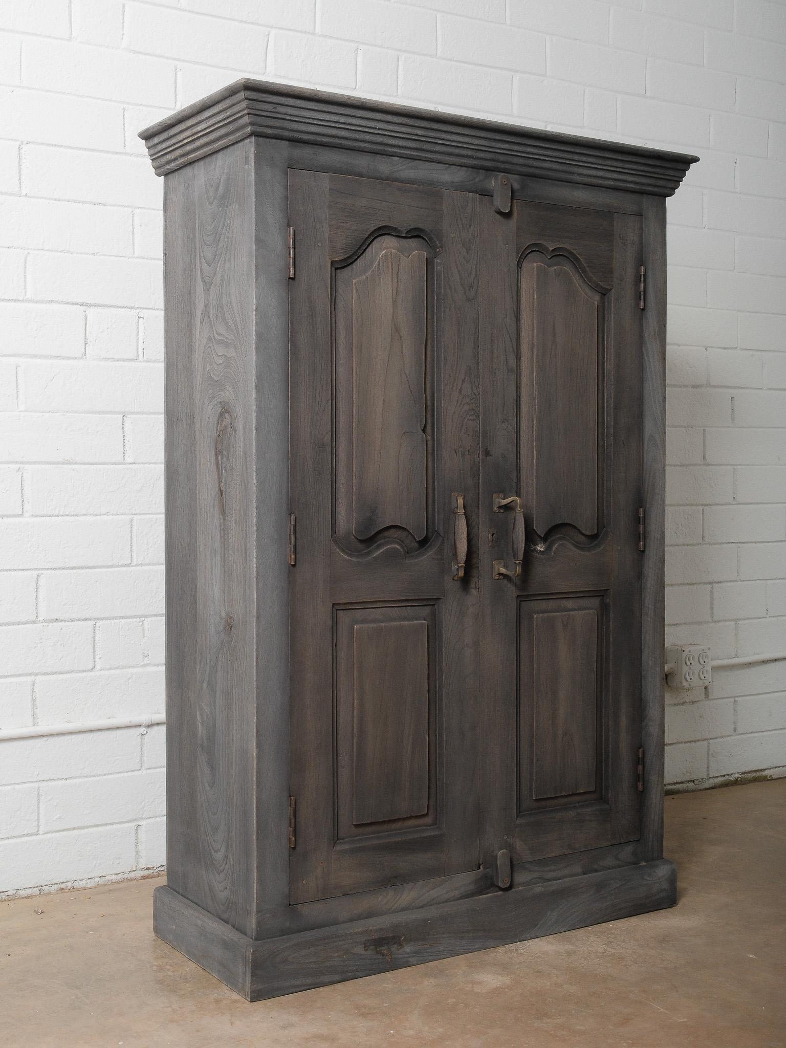 Rustico Armadio a due ante in legno grigio in vendita