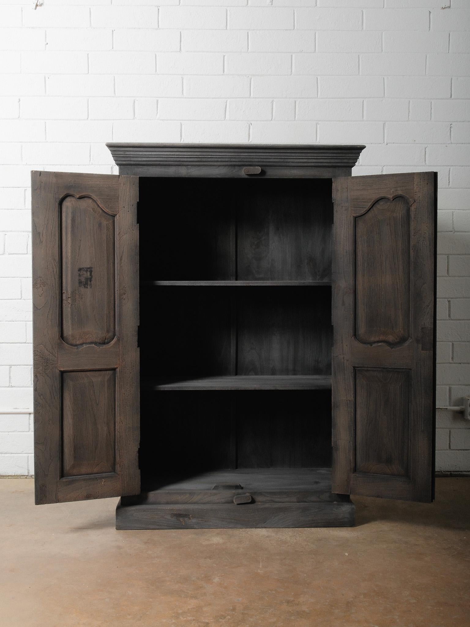 Indiano Armadio a due ante in legno grigio in vendita