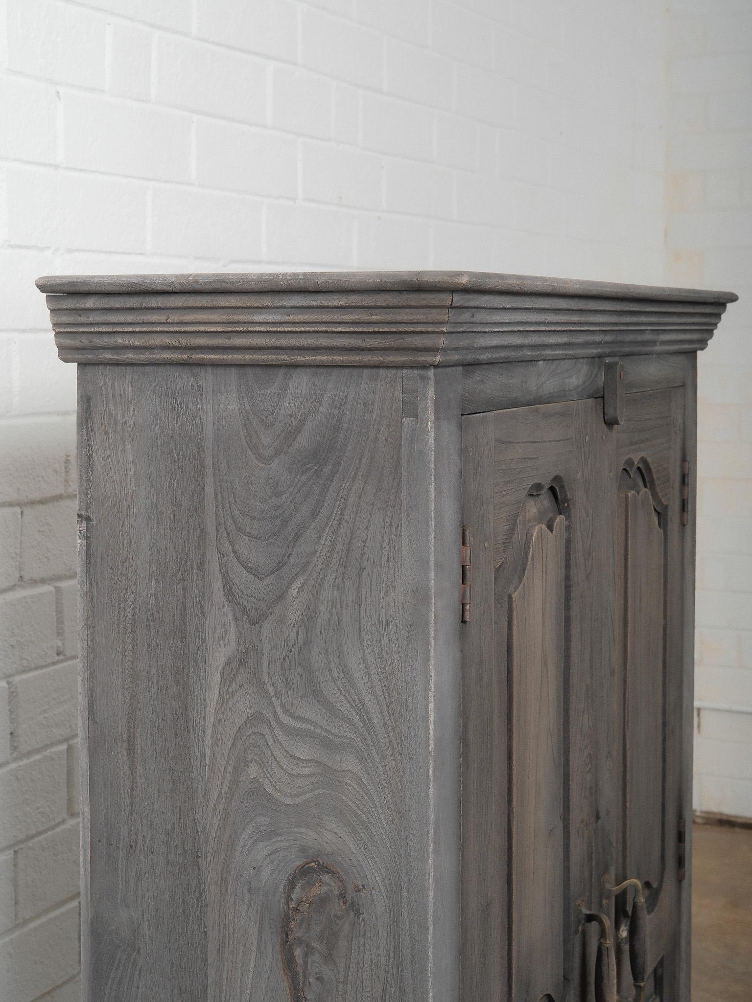 XX secolo Armadio a due ante in legno grigio in vendita