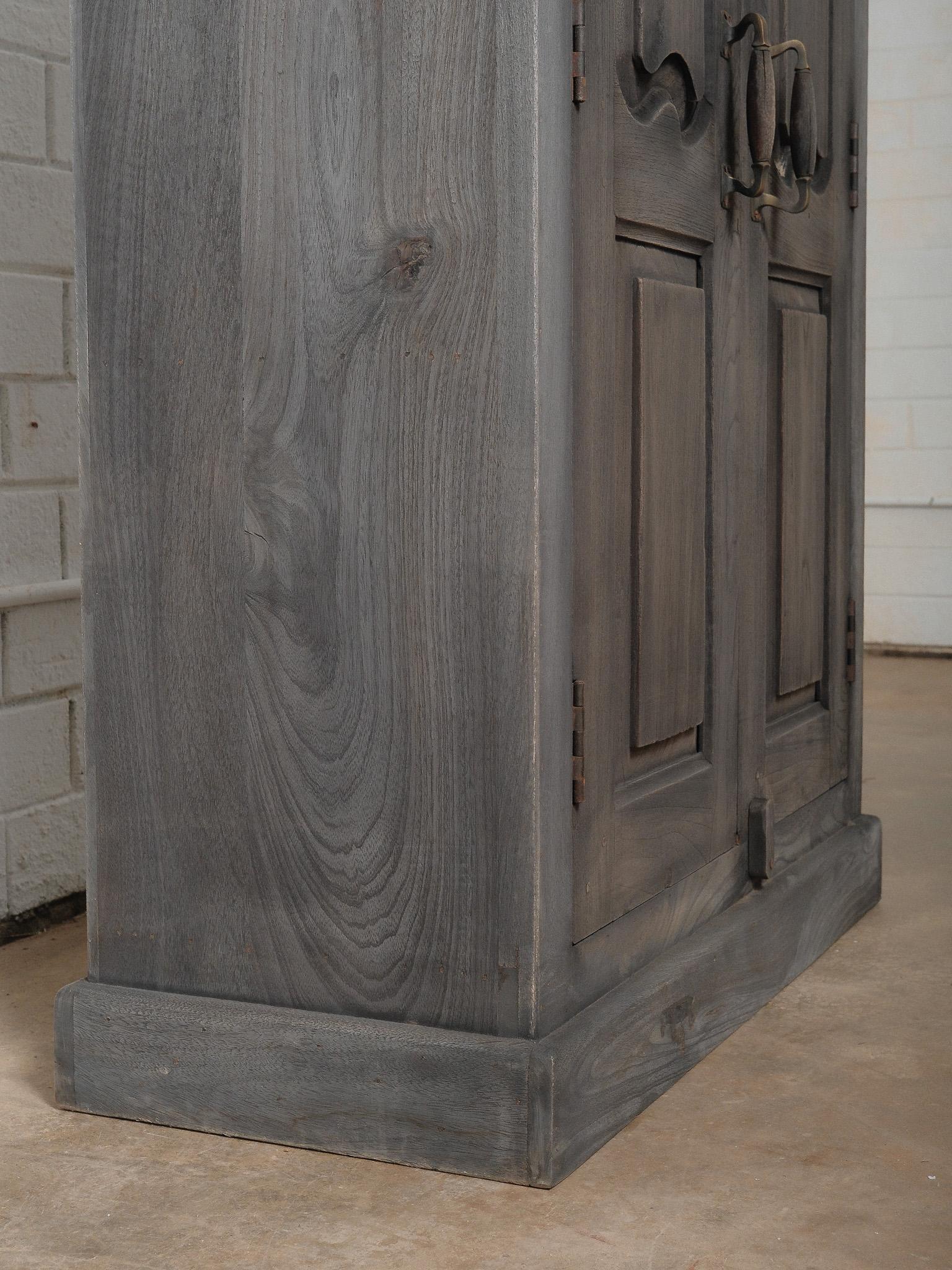 Legno Armadio a due ante in legno grigio in vendita