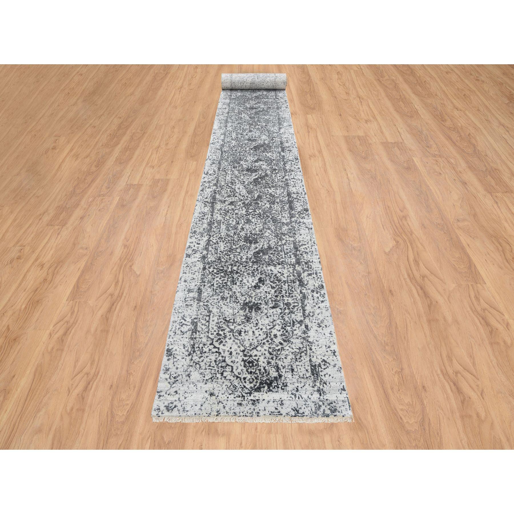 Ce fabuleux tapis noué à la main a été créé et conçu pour une résistance et une durabilité accrues. Ce tapis a été fabriqué à la main pendant des semaines selon la méthode traditionnelle qui est utilisée pour faire des
Taille exacte du tapis en