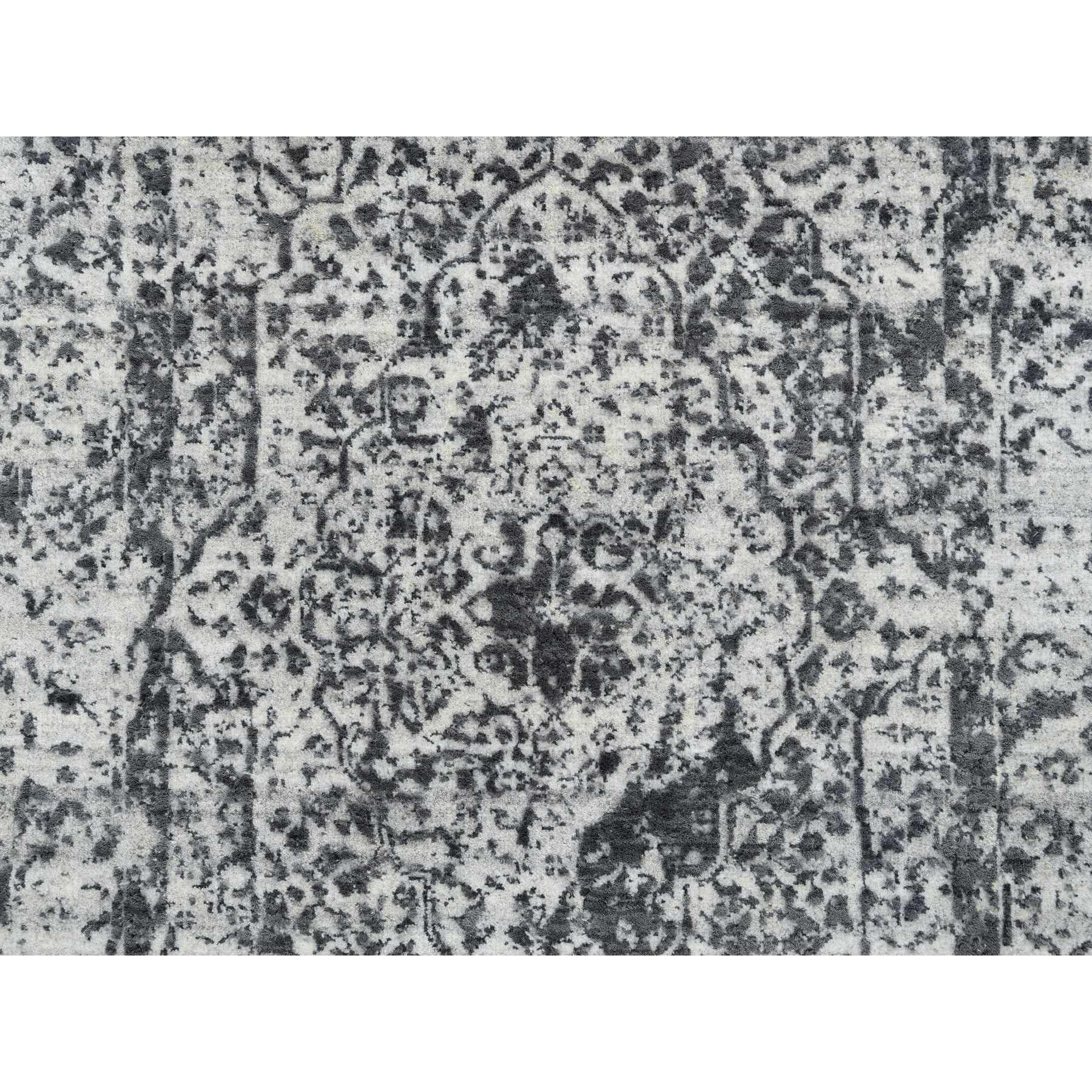 Noué à la main Tapis de couloir XL gris en laine et soie, noué à la main et effacé de motif persan, 2'7