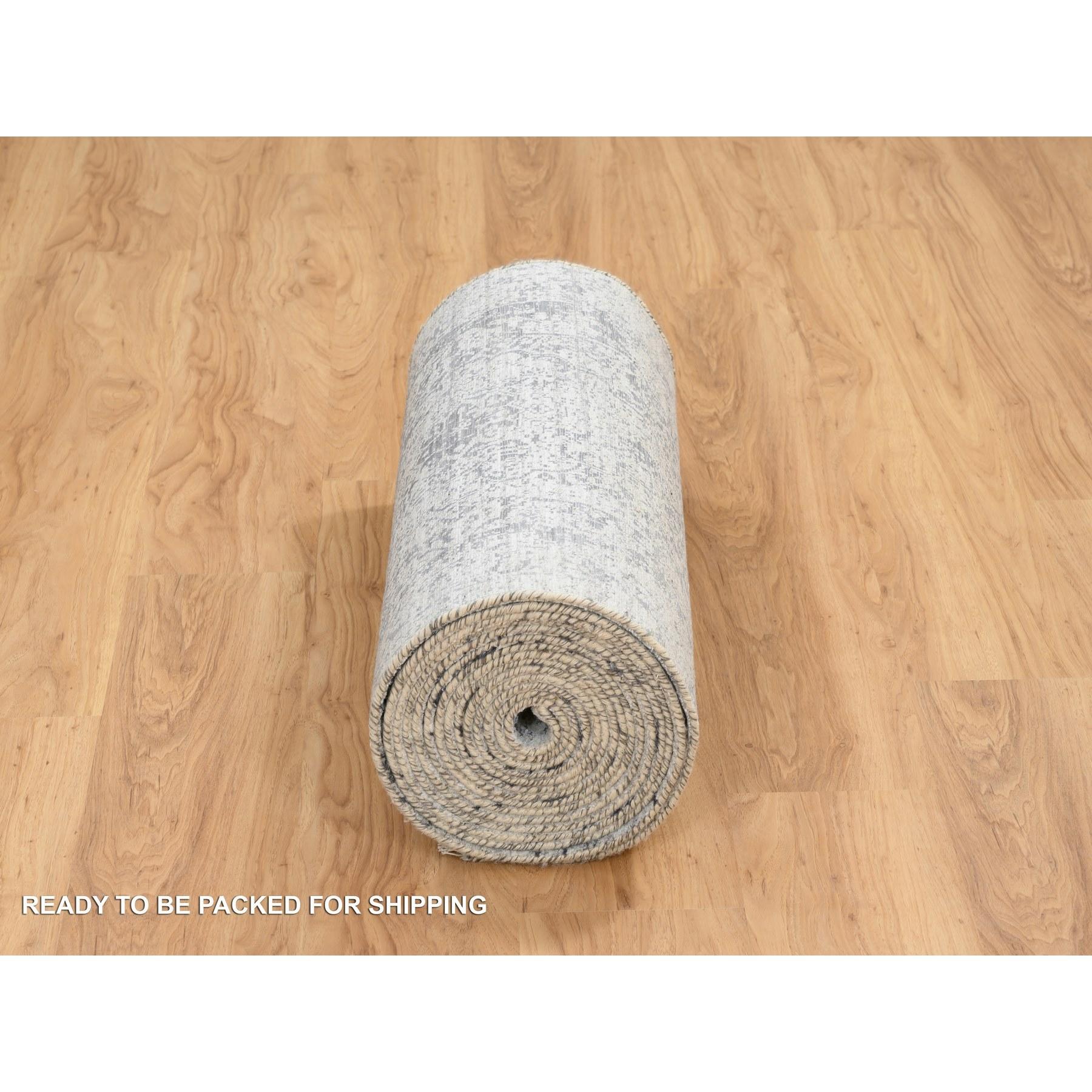 Tapis de couloir XL gris en laine et soie, noué à la main et effacé de motif persan, 2'7