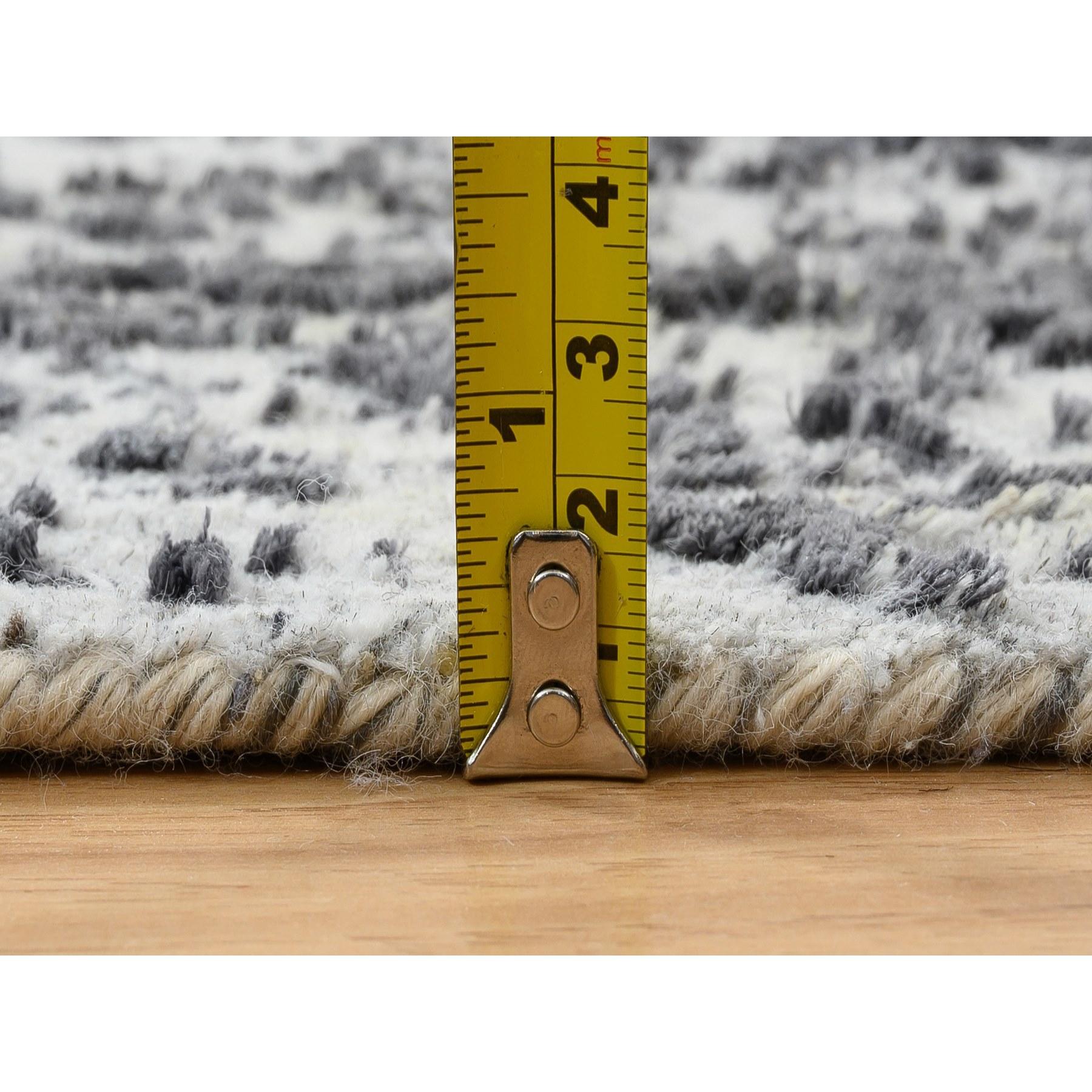 XXIe siècle et contemporain Tapis de couloir XL gris en laine et soie, noué à la main et effacé de motif persan, 2'7