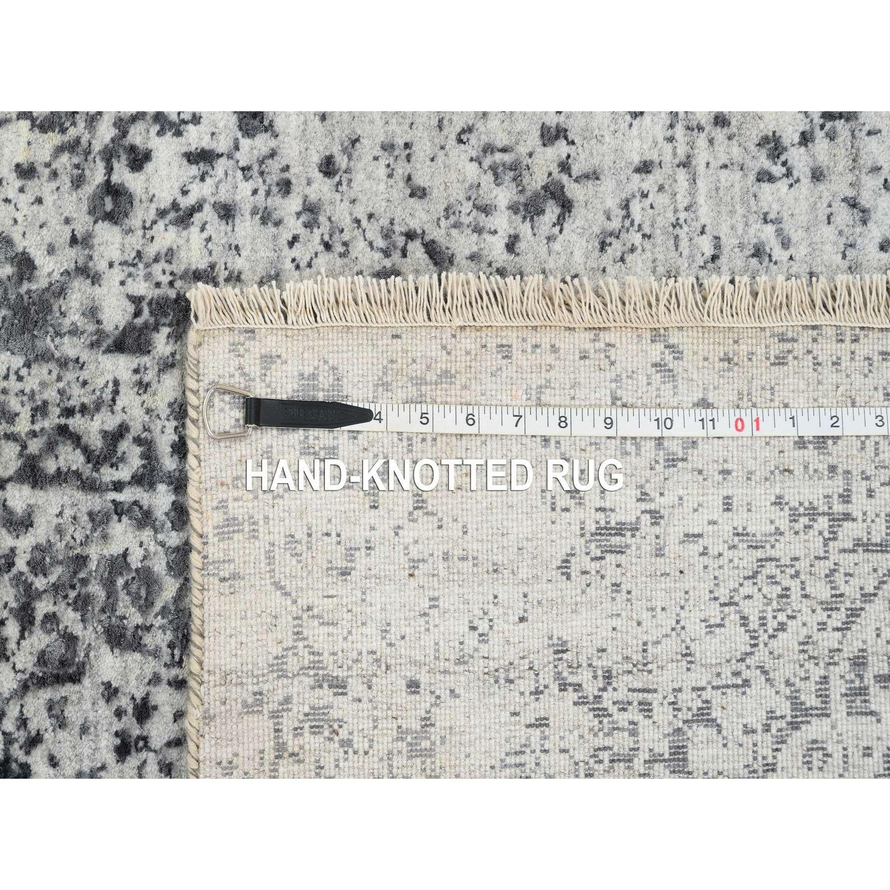 Soie Tapis de couloir XL gris en laine et soie, noué à la main et effacé de motif persan, 2'7