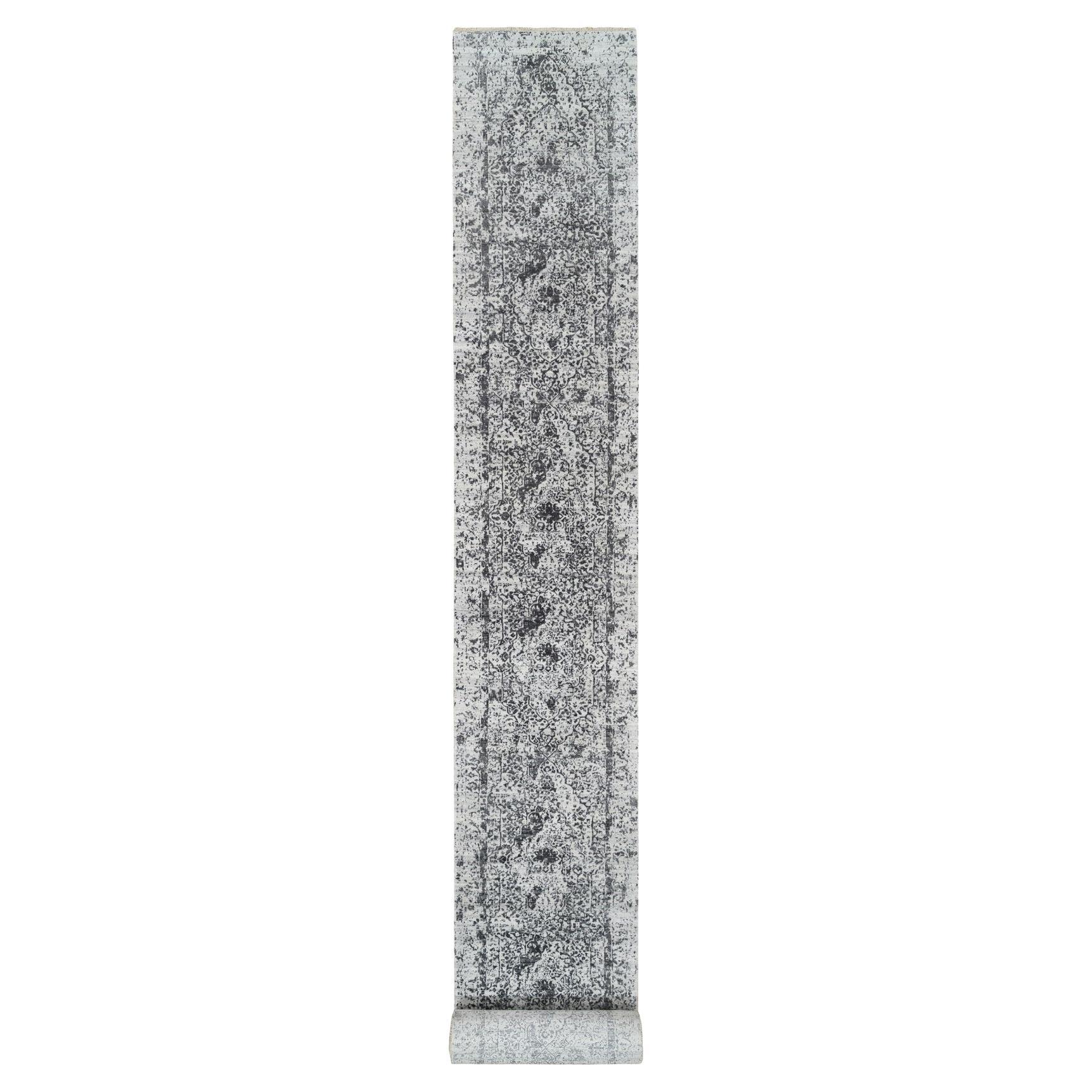 Grauer handgeknüpfter, geraffter XL-Läufer aus Wolle und Seide im persischen Design in Grau 2'7" x 23'9"