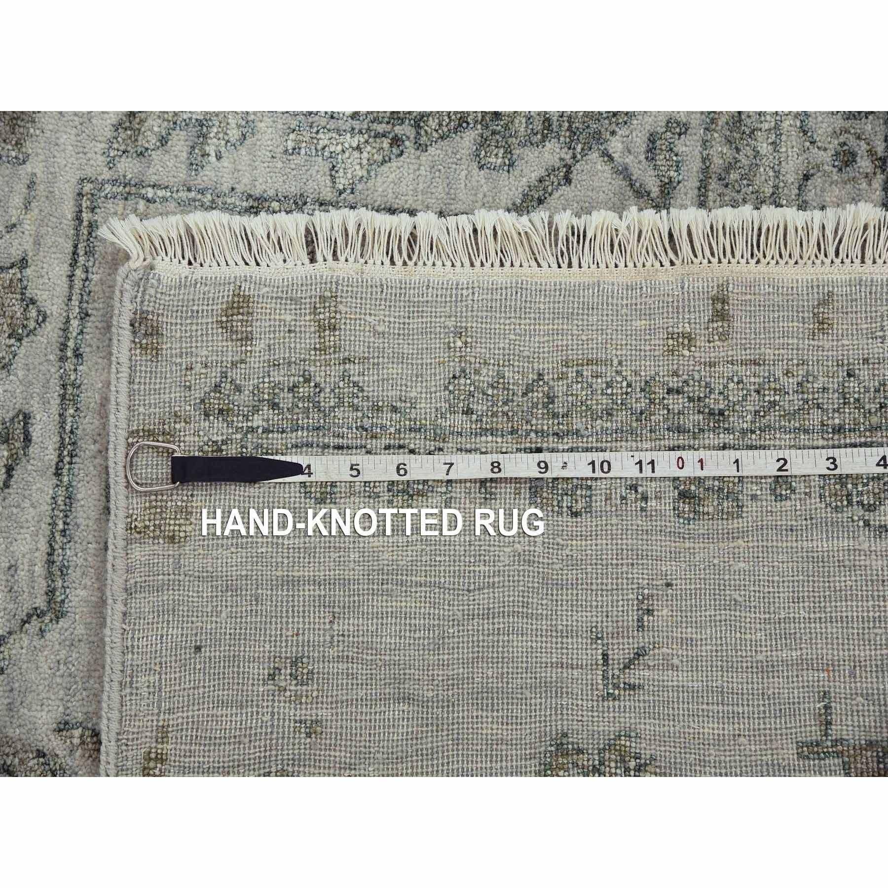 Tappeto grigio in lana e seta annodato a mano di design persiano Erased Heriz 9'10