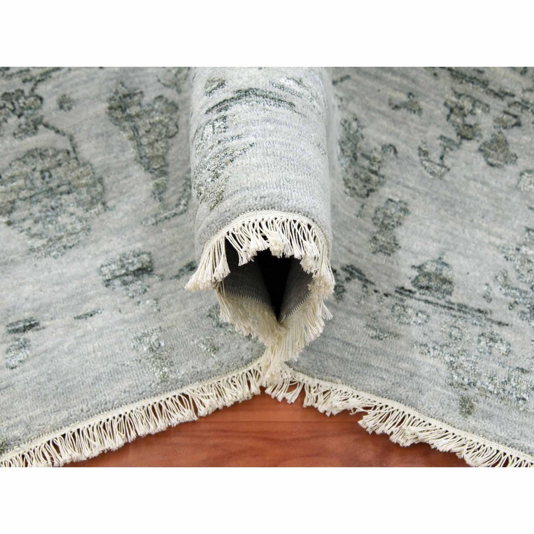 Tappeto grigio in lana e seta annodato a mano di design persiano Erased Heriz 9'10