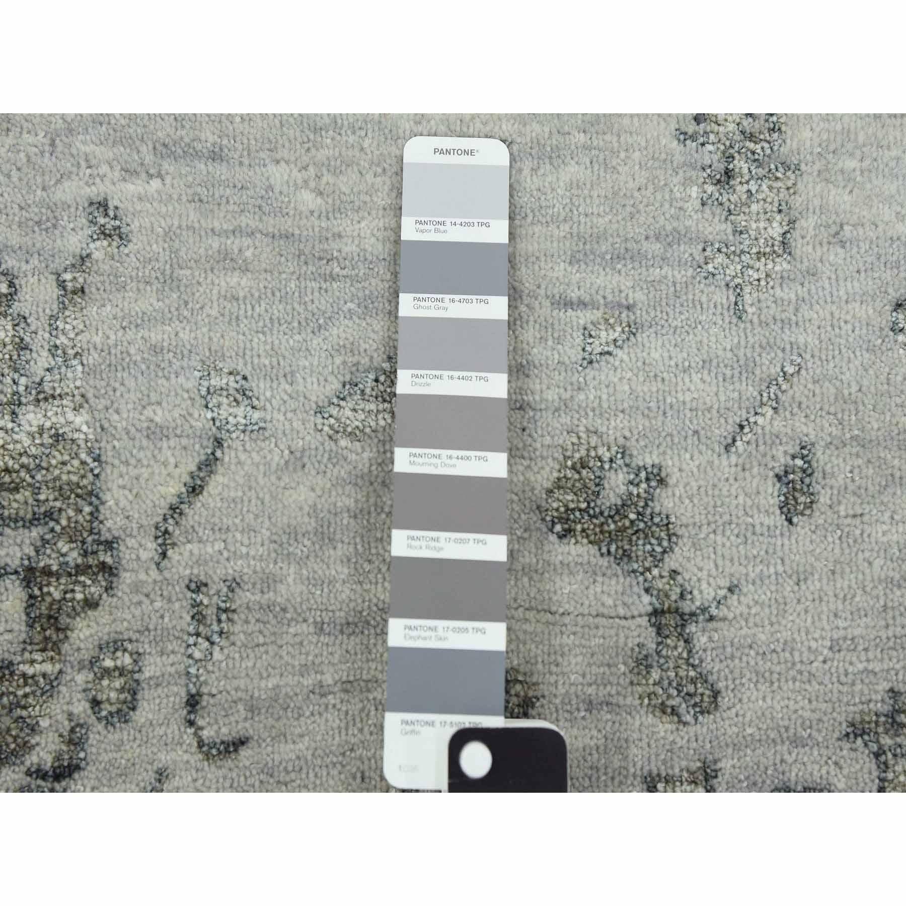 Seta Tappeto grigio in lana e seta annodato a mano di design persiano Erased Heriz 9'10