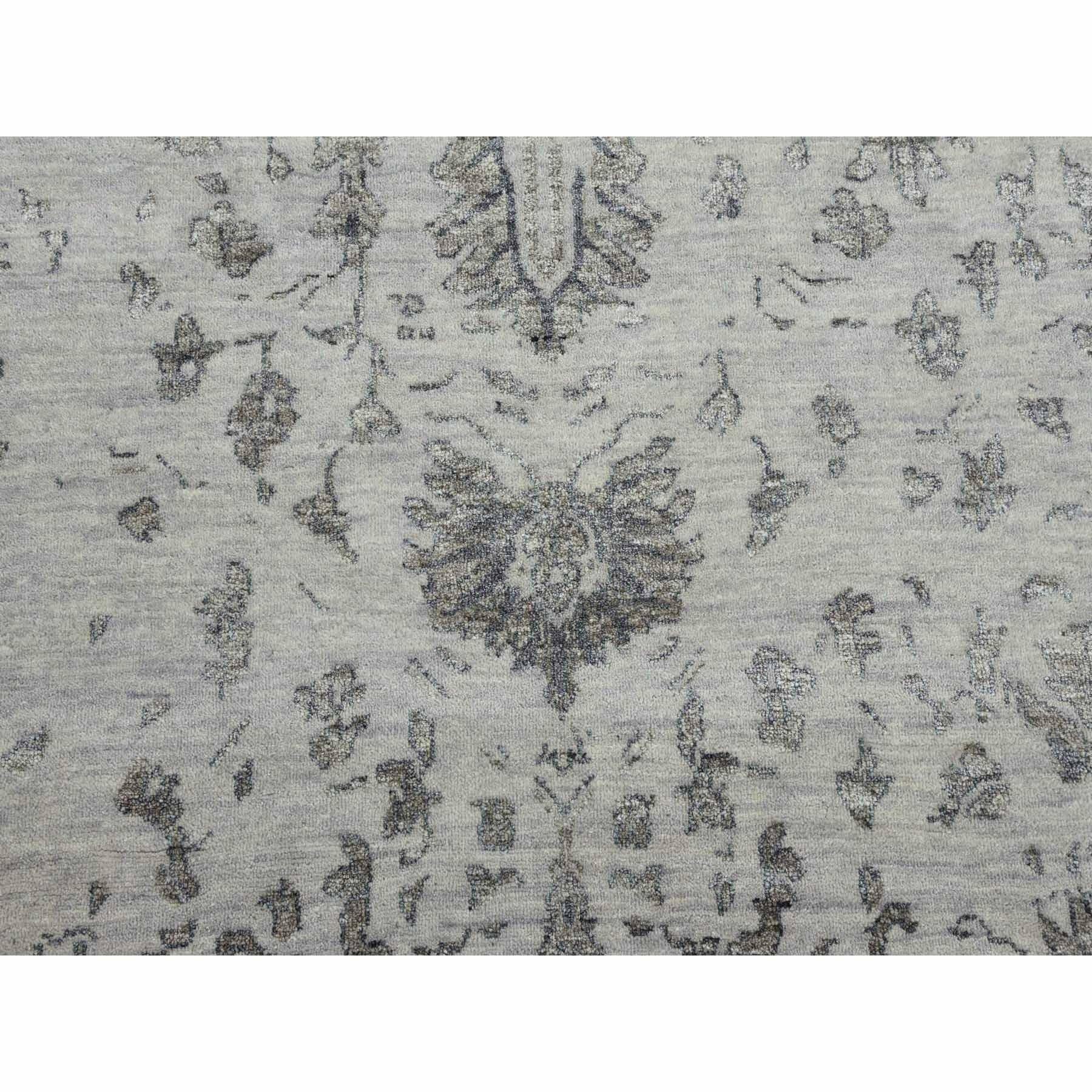 Tappeto grigio in lana e seta annodato a mano di design persiano Erased Heriz 9'10