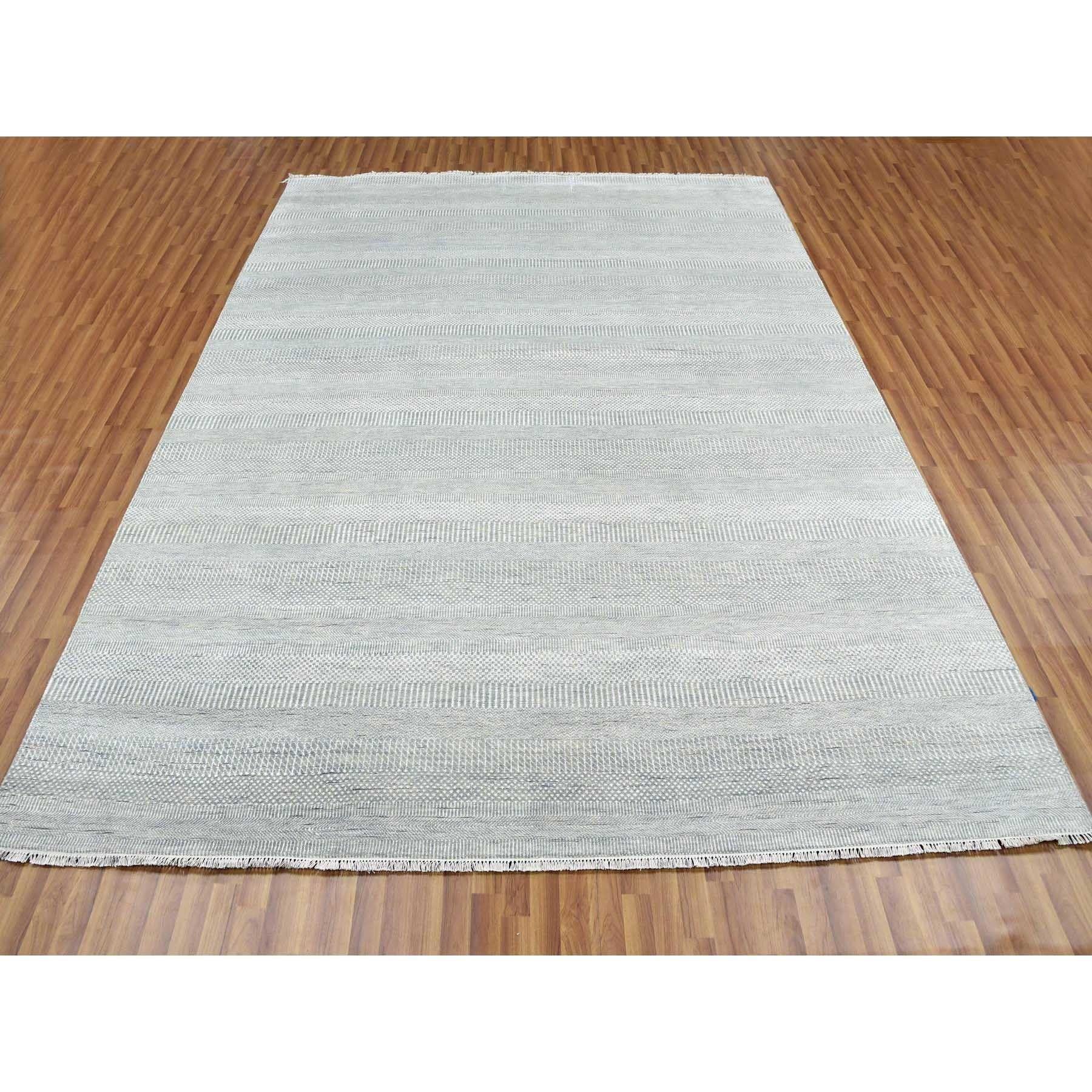 Moderno Tappeto orientale grigio in lana e seta annodato a mano con disegno di erba e trama più fitta, tono su tono. in vendita