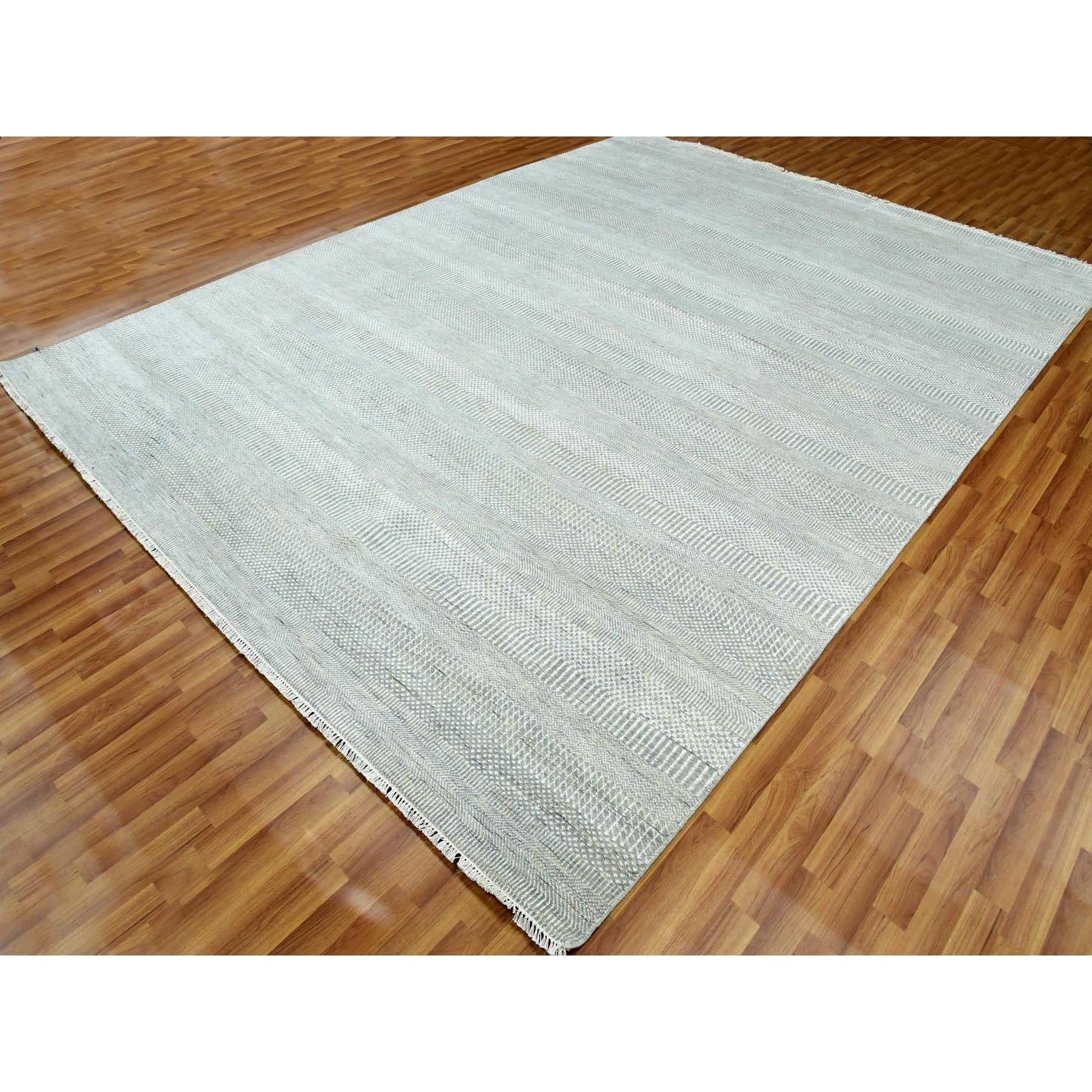Indiano Tappeto orientale grigio in lana e seta annodato a mano con disegno di erba e trama più fitta, tono su tono. in vendita